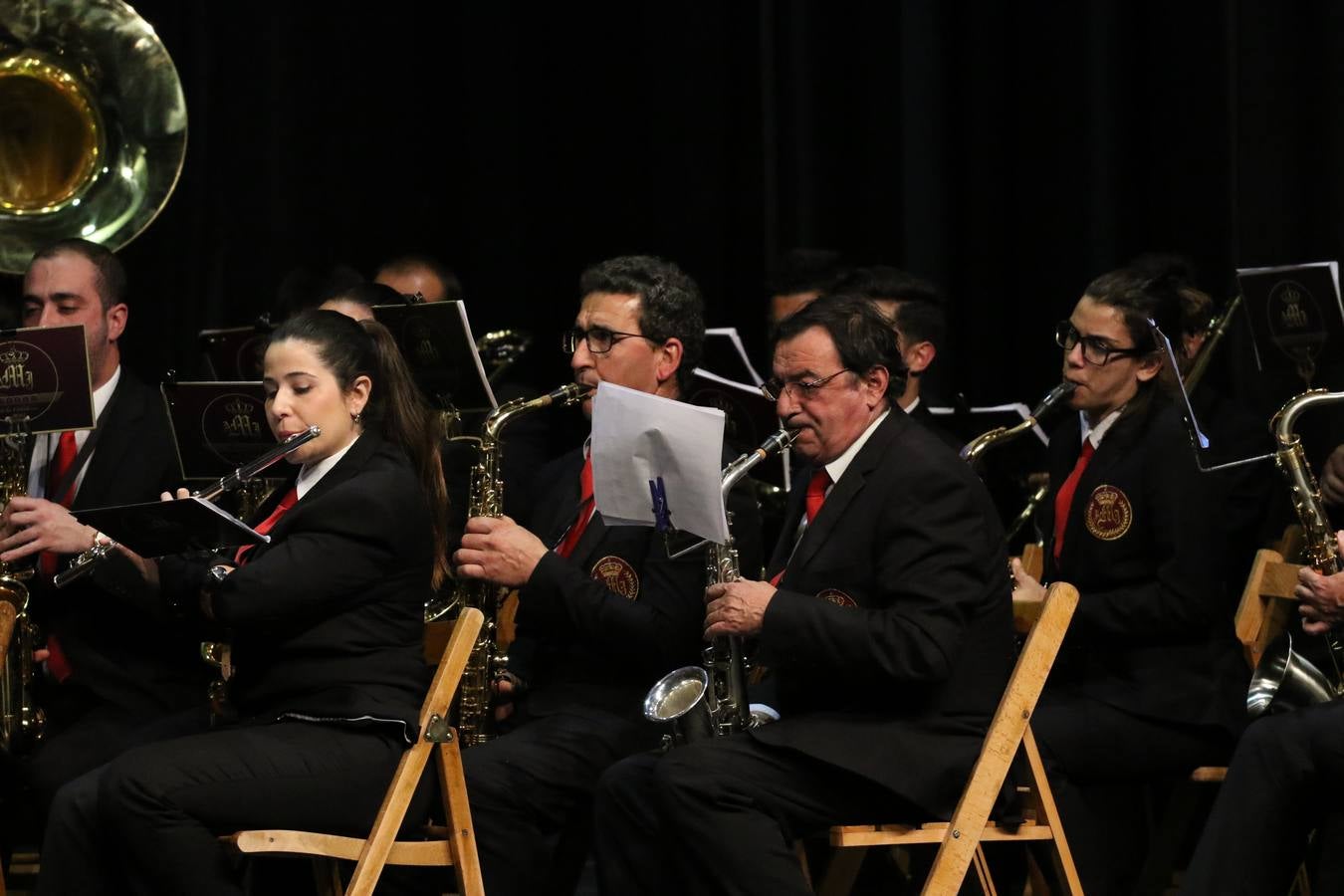El Cine-teatro Balboa acogió, ayer, la sexta edición del 'Certamen de Bandas Solidario', organizado por la Junta de Cofradías de la Semana Santa de Jerez de los Caballeros. Un Certamen que, gracias a la participación de las distintas agrupaciones musicales del municipio y del Valle de Santa Ana, consiguió recaudar 375 euros y 36 kilos a beneficio del Almacén de Alimentos que Cruz Roja gestiona en Jerez. 