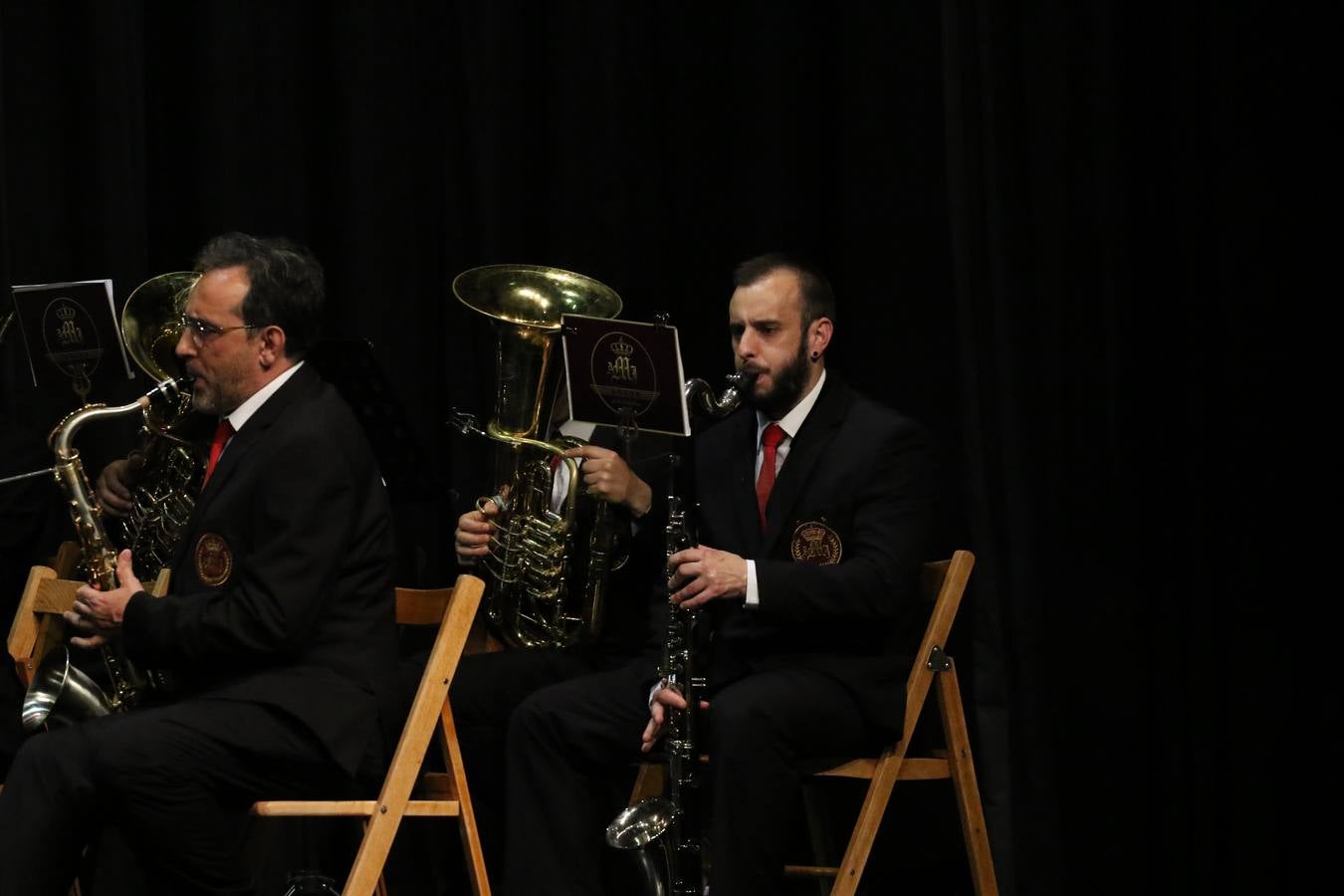 El Cine-teatro Balboa acogió, ayer, la sexta edición del 'Certamen de Bandas Solidario', organizado por la Junta de Cofradías de la Semana Santa de Jerez de los Caballeros. Un Certamen que, gracias a la participación de las distintas agrupaciones musicales del municipio y del Valle de Santa Ana, consiguió recaudar 375 euros y 36 kilos a beneficio del Almacén de Alimentos que Cruz Roja gestiona en Jerez. 