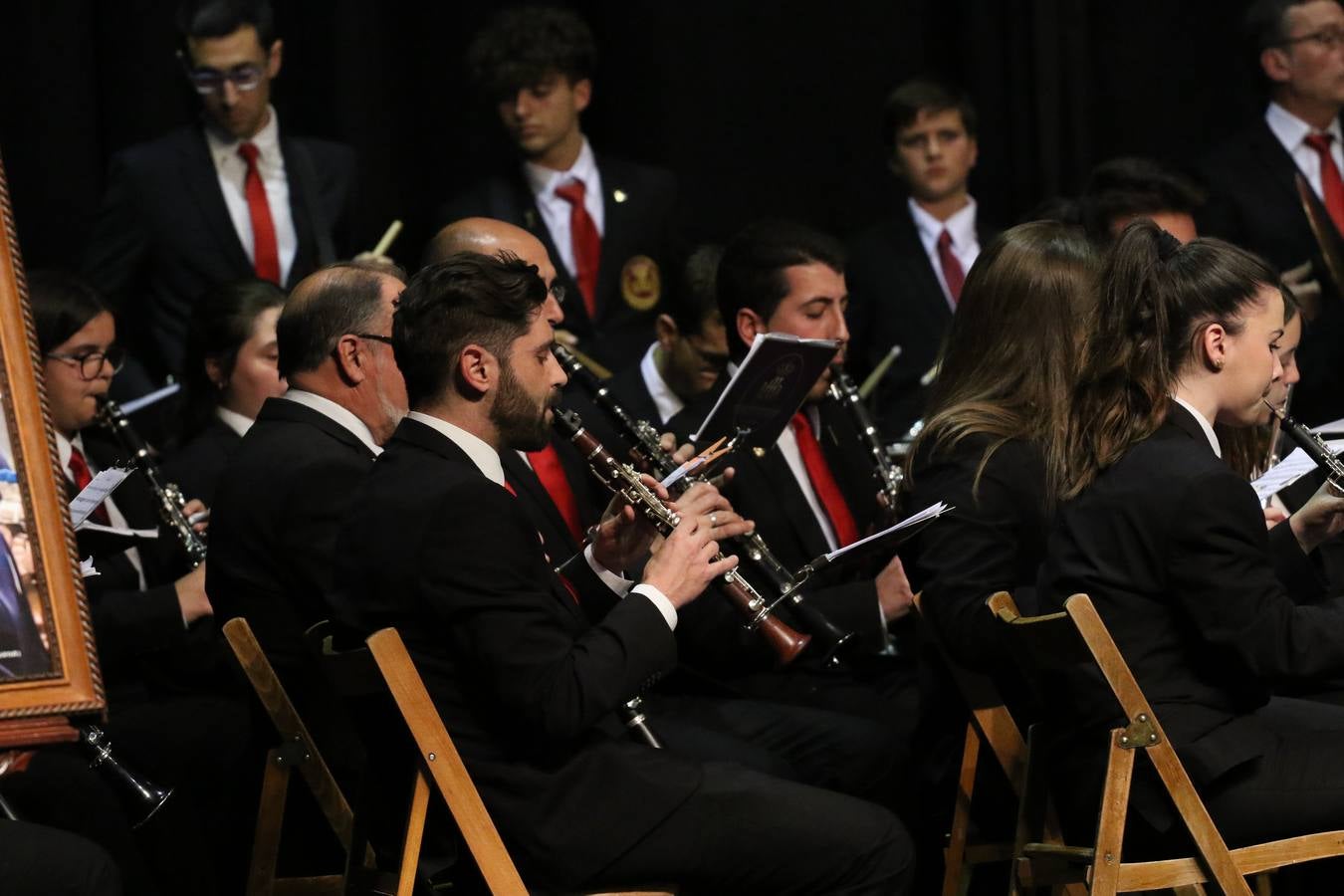 El Cine-teatro Balboa acogió, ayer, la sexta edición del 'Certamen de Bandas Solidario', organizado por la Junta de Cofradías de la Semana Santa de Jerez de los Caballeros. Un Certamen que, gracias a la participación de las distintas agrupaciones musicales del municipio y del Valle de Santa Ana, consiguió recaudar 375 euros y 36 kilos a beneficio del Almacén de Alimentos que Cruz Roja gestiona en Jerez. 