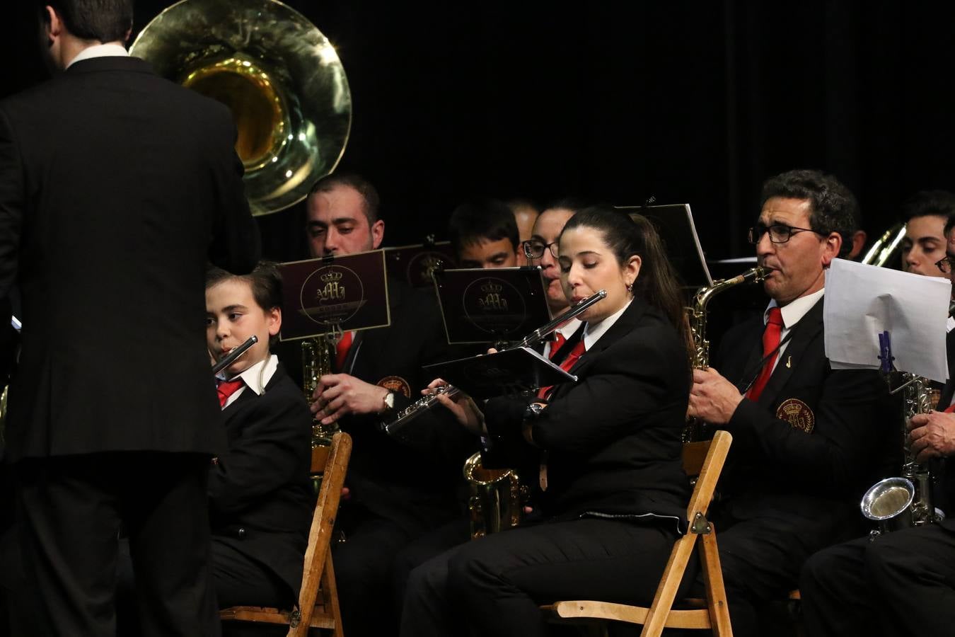 El Cine-teatro Balboa acogió, ayer, la sexta edición del 'Certamen de Bandas Solidario', organizado por la Junta de Cofradías de la Semana Santa de Jerez de los Caballeros. Un Certamen que, gracias a la participación de las distintas agrupaciones musicales del municipio y del Valle de Santa Ana, consiguió recaudar 375 euros y 36 kilos a beneficio del Almacén de Alimentos que Cruz Roja gestiona en Jerez. 