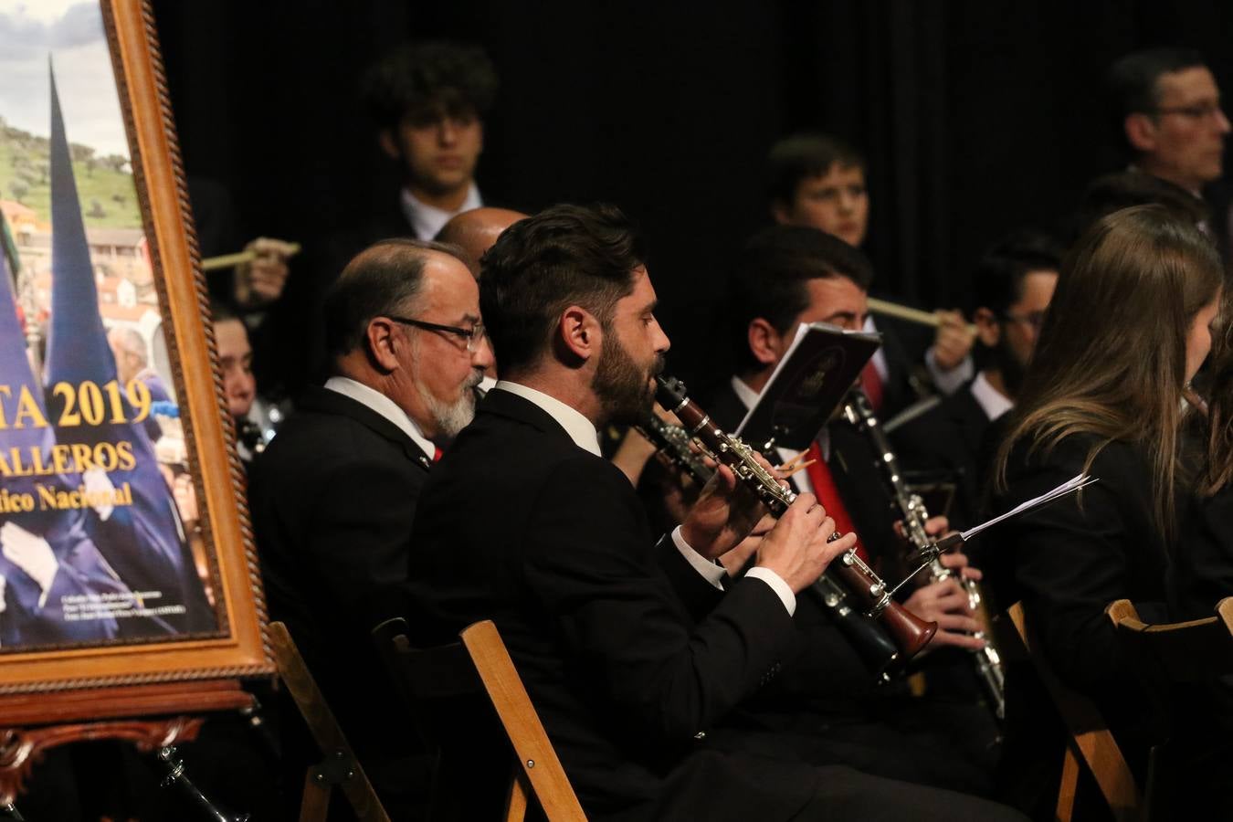 El Cine-teatro Balboa acogió, ayer, la sexta edición del 'Certamen de Bandas Solidario', organizado por la Junta de Cofradías de la Semana Santa de Jerez de los Caballeros. Un Certamen que, gracias a la participación de las distintas agrupaciones musicales del municipio y del Valle de Santa Ana, consiguió recaudar 375 euros y 36 kilos a beneficio del Almacén de Alimentos que Cruz Roja gestiona en Jerez. 