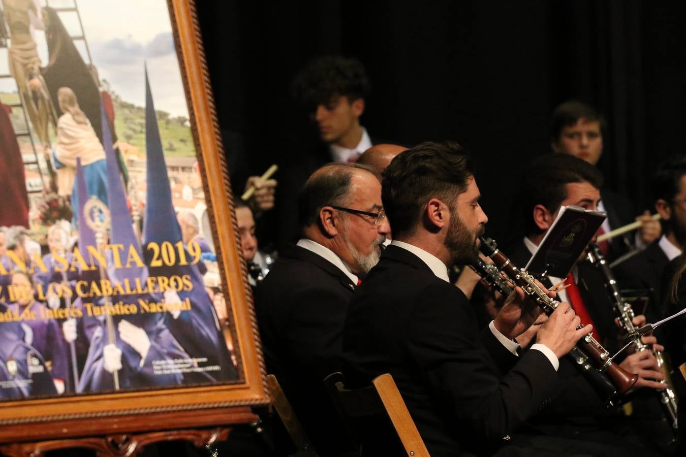 El Cine-teatro Balboa acogió, ayer, la sexta edición del 'Certamen de Bandas Solidario', organizado por la Junta de Cofradías de la Semana Santa de Jerez de los Caballeros. Un Certamen que, gracias a la participación de las distintas agrupaciones musicales del municipio y del Valle de Santa Ana, consiguió recaudar 375 euros y 36 kilos a beneficio del Almacén de Alimentos que Cruz Roja gestiona en Jerez. 