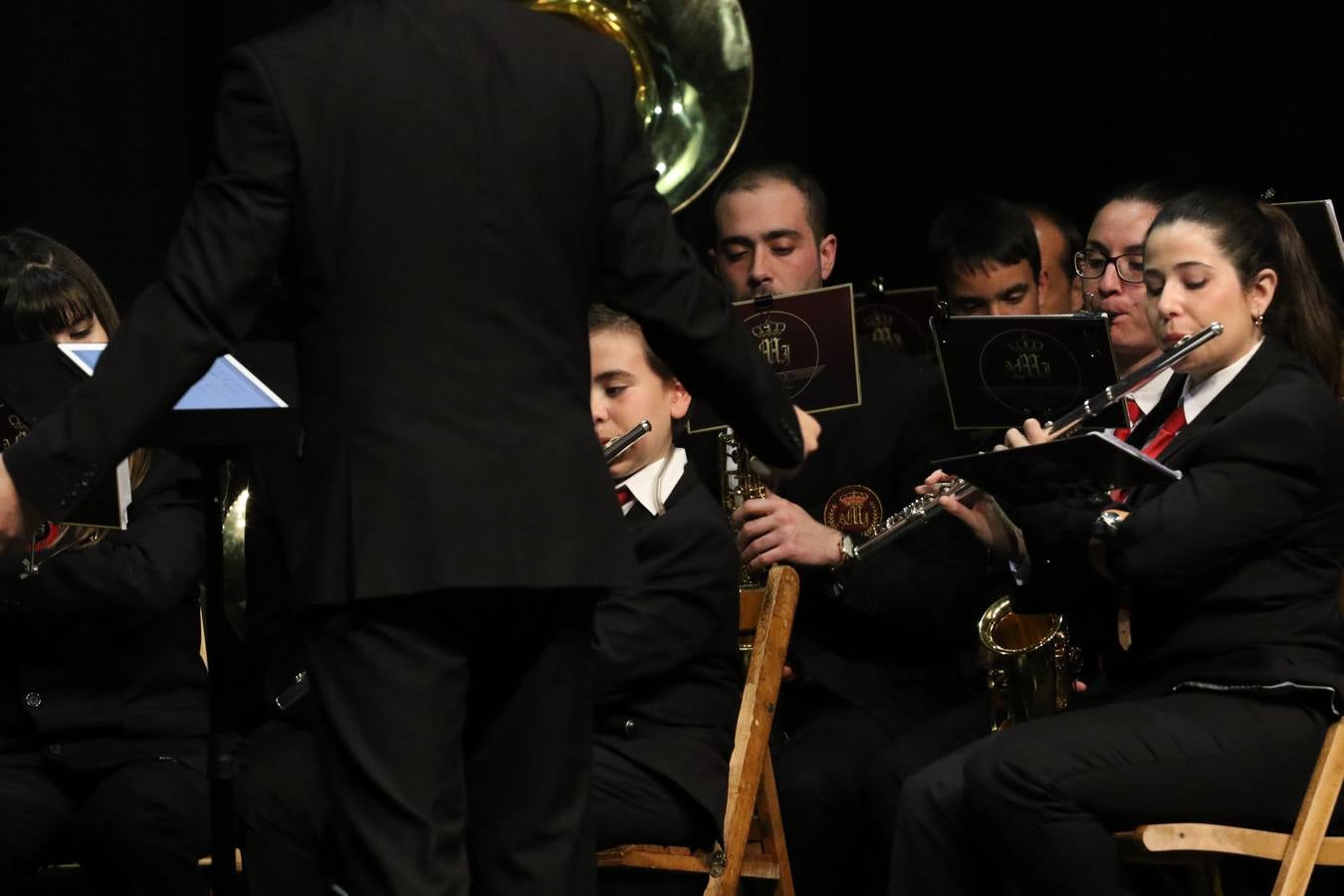 El Cine-teatro Balboa acogió, ayer, la sexta edición del 'Certamen de Bandas Solidario', organizado por la Junta de Cofradías de la Semana Santa de Jerez de los Caballeros. Un Certamen que, gracias a la participación de las distintas agrupaciones musicales del municipio y del Valle de Santa Ana, consiguió recaudar 375 euros y 36 kilos a beneficio del Almacén de Alimentos que Cruz Roja gestiona en Jerez. 