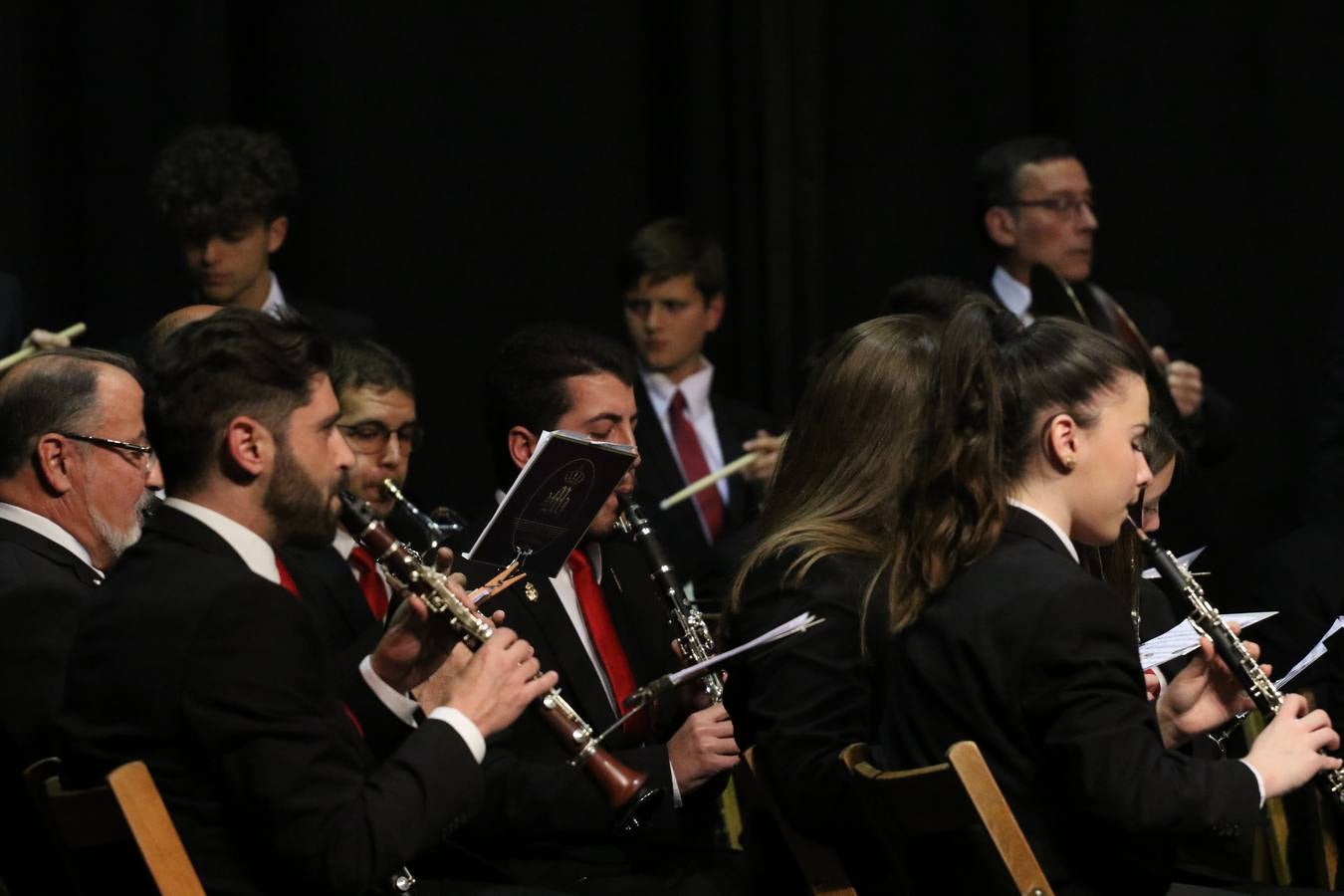 El Cine-teatro Balboa acogió, ayer, la sexta edición del 'Certamen de Bandas Solidario', organizado por la Junta de Cofradías de la Semana Santa de Jerez de los Caballeros. Un Certamen que, gracias a la participación de las distintas agrupaciones musicales del municipio y del Valle de Santa Ana, consiguió recaudar 375 euros y 36 kilos a beneficio del Almacén de Alimentos que Cruz Roja gestiona en Jerez. 