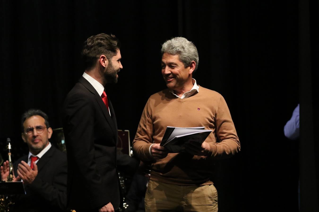 El Cine-teatro Balboa acogió, ayer, la sexta edición del 'Certamen de Bandas Solidario', organizado por la Junta de Cofradías de la Semana Santa de Jerez de los Caballeros. Un Certamen que, gracias a la participación de las distintas agrupaciones musicales del municipio y del Valle de Santa Ana, consiguió recaudar 375 euros y 36 kilos a beneficio del Almacén de Alimentos que Cruz Roja gestiona en Jerez. 