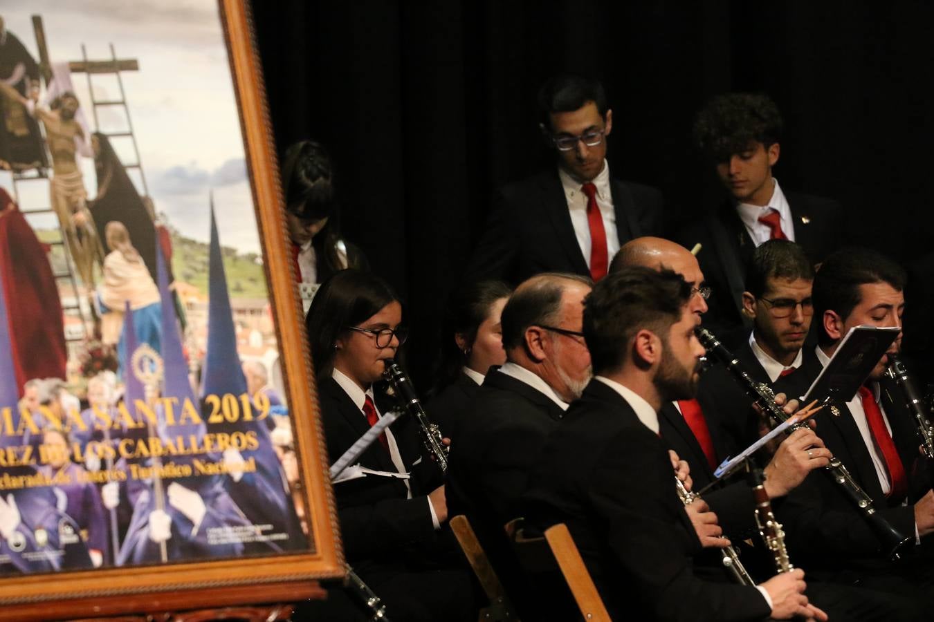 El Cine-teatro Balboa acogió, ayer, la sexta edición del 'Certamen de Bandas Solidario', organizado por la Junta de Cofradías de la Semana Santa de Jerez de los Caballeros. Un Certamen que, gracias a la participación de las distintas agrupaciones musicales del municipio y del Valle de Santa Ana, consiguió recaudar 375 euros y 36 kilos a beneficio del Almacén de Alimentos que Cruz Roja gestiona en Jerez. 