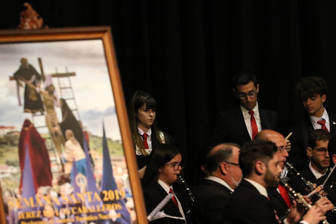El Cine-teatro Balboa acogió, ayer, la sexta edición del 'Certamen de Bandas Solidario', organizado por la Junta de Cofradías de la Semana Santa de Jerez de los Caballeros. Un Certamen que, gracias a la participación de las distintas agrupaciones musicales del municipio y del Valle de Santa Ana, consiguió recaudar 375 euros y 36 kilos a beneficio del Almacén de Alimentos que Cruz Roja gestiona en Jerez. 
