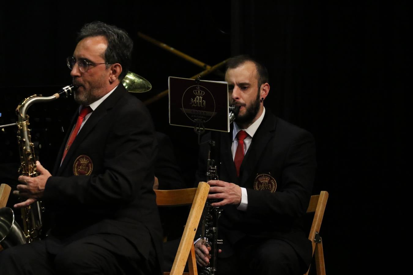 El Cine-teatro Balboa acogió, ayer, la sexta edición del 'Certamen de Bandas Solidario', organizado por la Junta de Cofradías de la Semana Santa de Jerez de los Caballeros. Un Certamen que, gracias a la participación de las distintas agrupaciones musicales del municipio y del Valle de Santa Ana, consiguió recaudar 375 euros y 36 kilos a beneficio del Almacén de Alimentos que Cruz Roja gestiona en Jerez. 