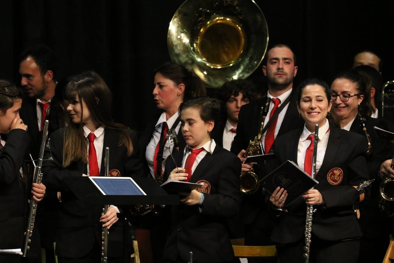El Cine-teatro Balboa acogió, ayer, la sexta edición del 'Certamen de Bandas Solidario', organizado por la Junta de Cofradías de la Semana Santa de Jerez de los Caballeros. Un Certamen que, gracias a la participación de las distintas agrupaciones musicales del municipio y del Valle de Santa Ana, consiguió recaudar 375 euros y 36 kilos a beneficio del Almacén de Alimentos que Cruz Roja gestiona en Jerez. 