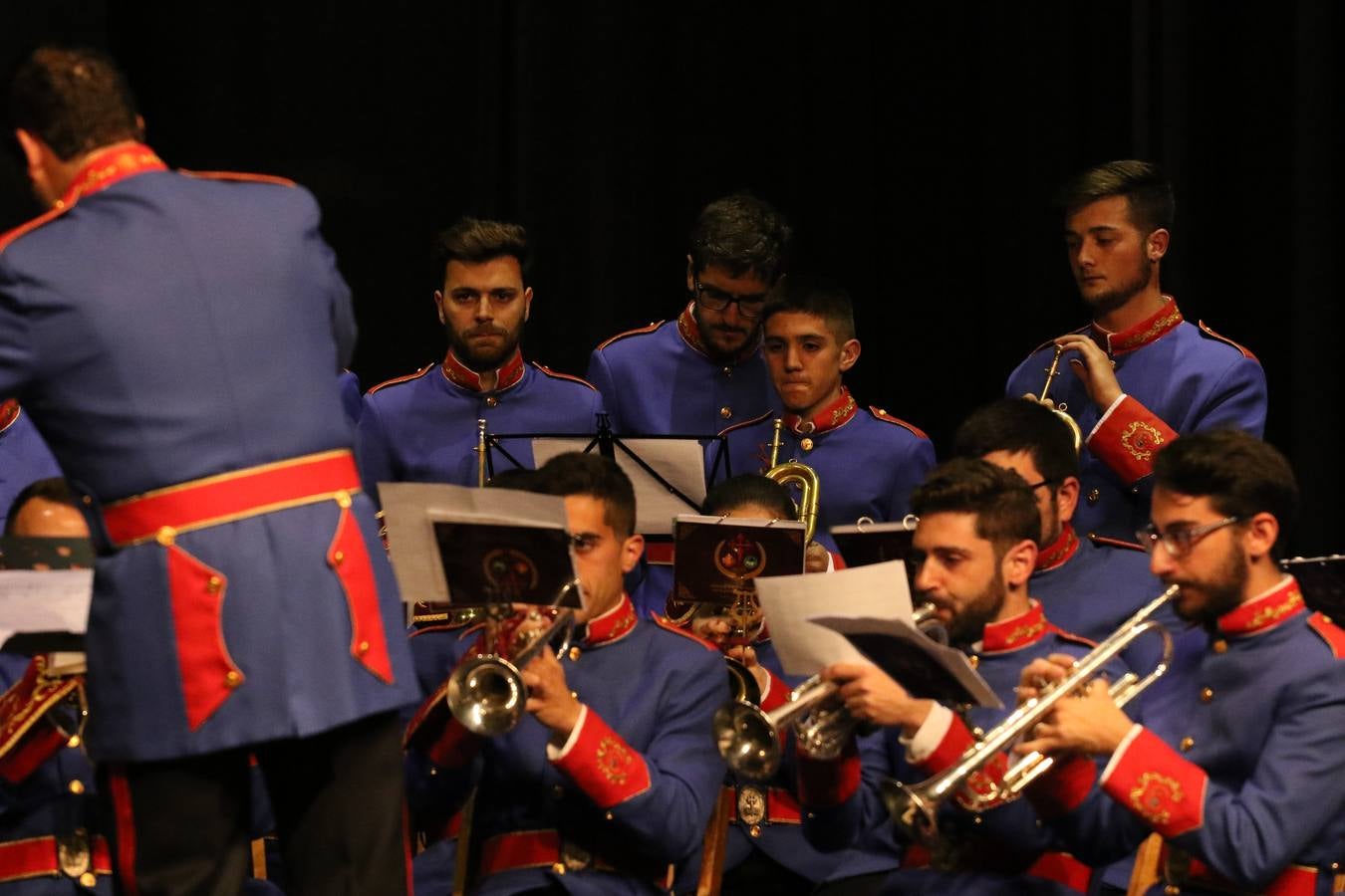 El Cine-teatro Balboa acogió, ayer, la sexta edición del 'Certamen de Bandas Solidario', organizado por la Junta de Cofradías de la Semana Santa de Jerez de los Caballeros. Un Certamen que, gracias a la participación de las distintas agrupaciones musicales del municipio y del Valle de Santa Ana, consiguió recaudar 375 euros y 36 kilos a beneficio del Almacén de Alimentos que Cruz Roja gestiona en Jerez. 