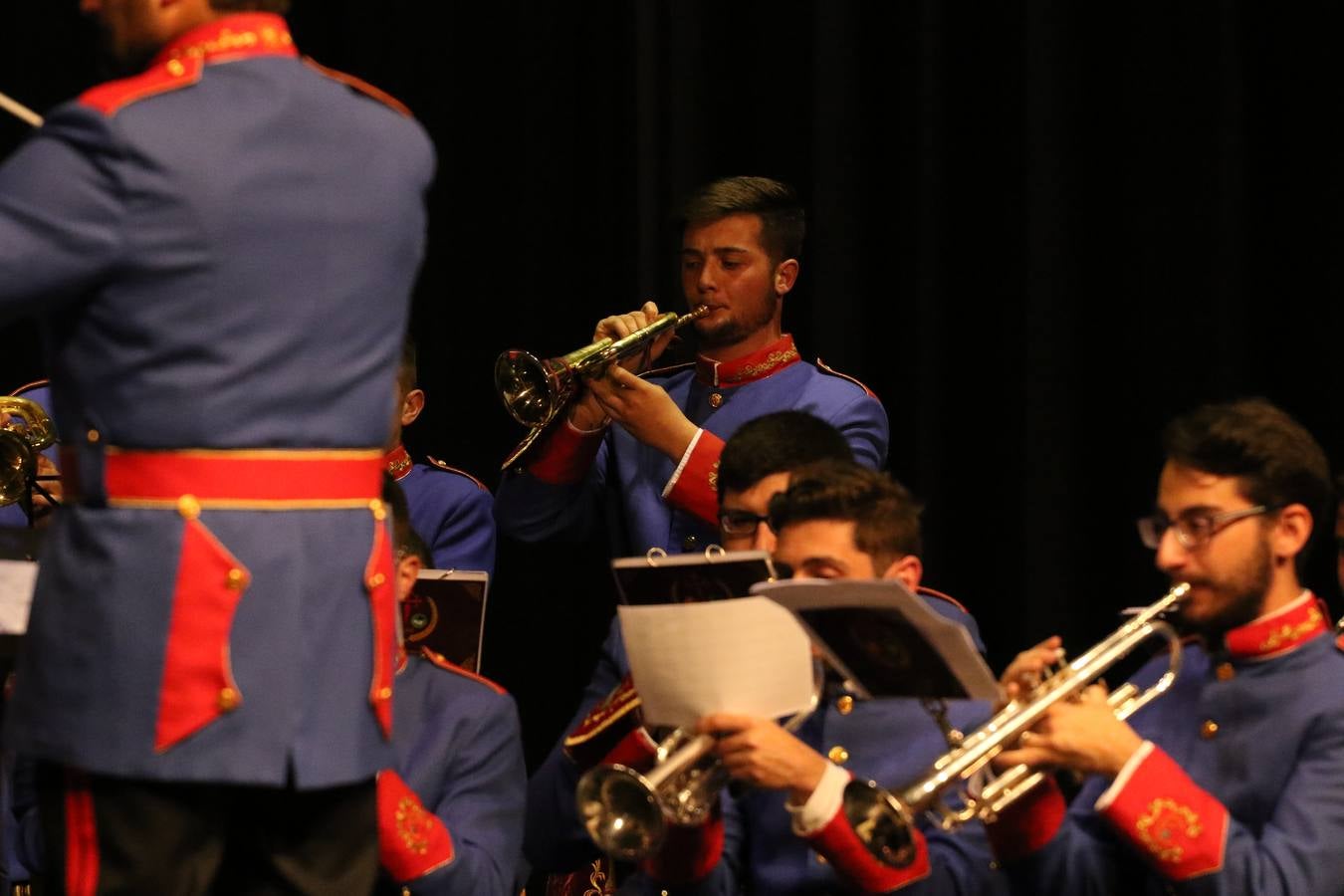 El Cine-teatro Balboa acogió, ayer, la sexta edición del 'Certamen de Bandas Solidario', organizado por la Junta de Cofradías de la Semana Santa de Jerez de los Caballeros. Un Certamen que, gracias a la participación de las distintas agrupaciones musicales del municipio y del Valle de Santa Ana, consiguió recaudar 375 euros y 36 kilos a beneficio del Almacén de Alimentos que Cruz Roja gestiona en Jerez. 