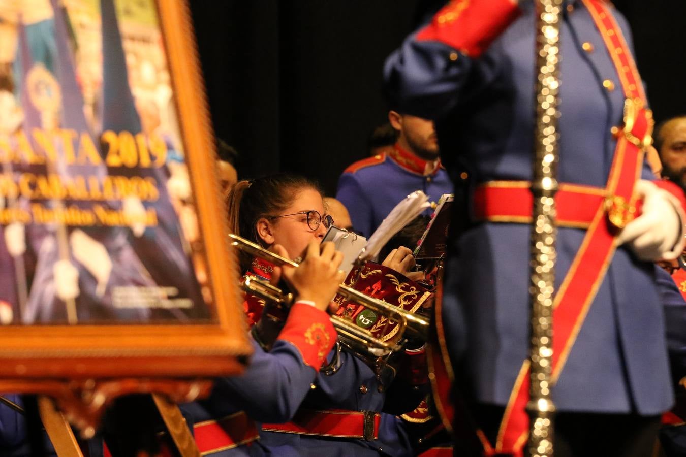 El Cine-teatro Balboa acogió, ayer, la sexta edición del 'Certamen de Bandas Solidario', organizado por la Junta de Cofradías de la Semana Santa de Jerez de los Caballeros. Un Certamen que, gracias a la participación de las distintas agrupaciones musicales del municipio y del Valle de Santa Ana, consiguió recaudar 375 euros y 36 kilos a beneficio del Almacén de Alimentos que Cruz Roja gestiona en Jerez. 