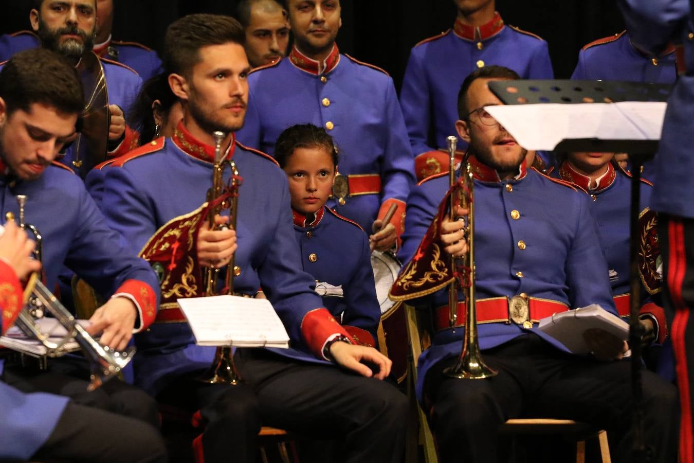 El Cine-teatro Balboa acogió, ayer, la sexta edición del 'Certamen de Bandas Solidario', organizado por la Junta de Cofradías de la Semana Santa de Jerez de los Caballeros. Un Certamen que, gracias a la participación de las distintas agrupaciones musicales del municipio y del Valle de Santa Ana, consiguió recaudar 375 euros y 36 kilos a beneficio del Almacén de Alimentos que Cruz Roja gestiona en Jerez. 