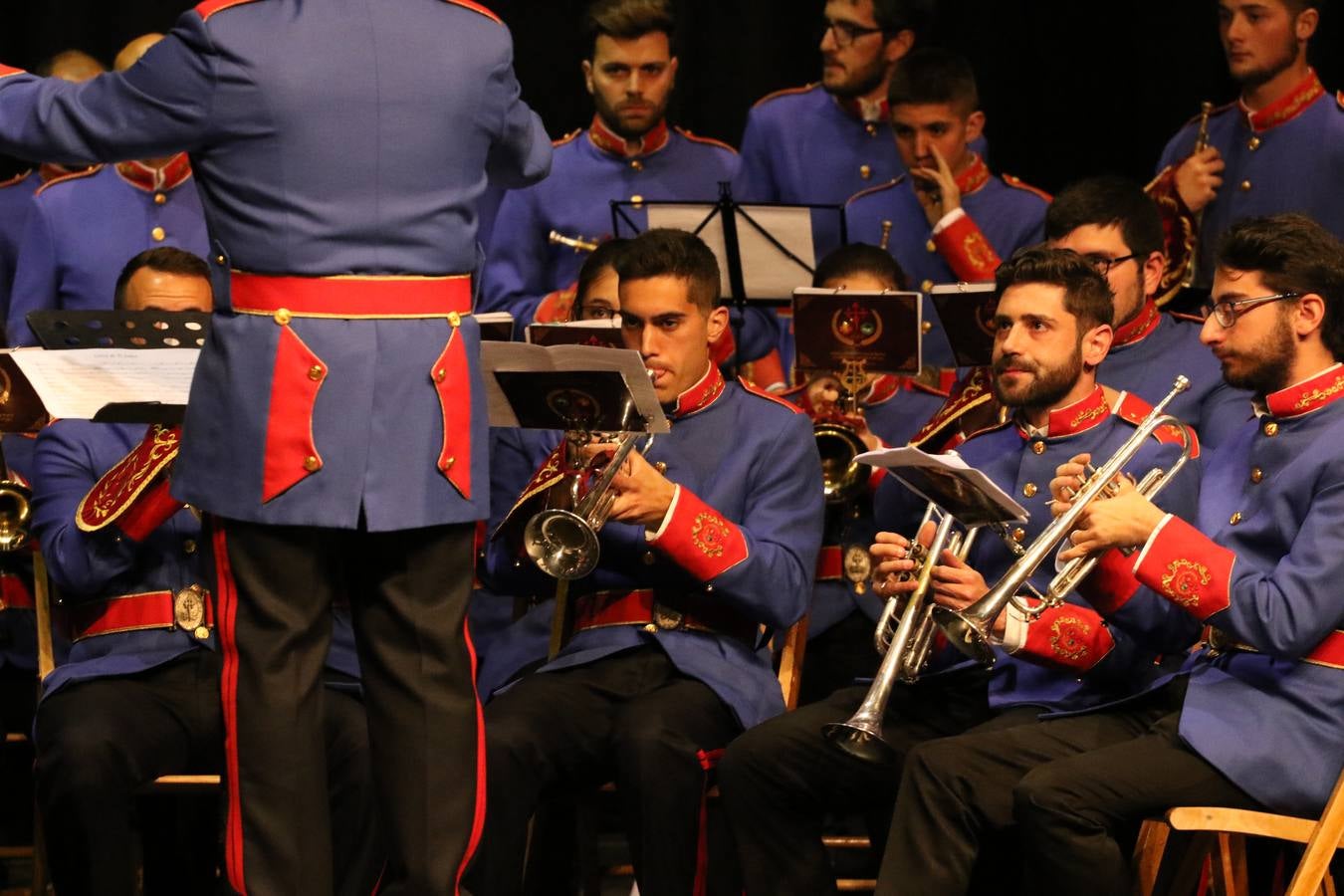 El Cine-teatro Balboa acogió, ayer, la sexta edición del 'Certamen de Bandas Solidario', organizado por la Junta de Cofradías de la Semana Santa de Jerez de los Caballeros. Un Certamen que, gracias a la participación de las distintas agrupaciones musicales del municipio y del Valle de Santa Ana, consiguió recaudar 375 euros y 36 kilos a beneficio del Almacén de Alimentos que Cruz Roja gestiona en Jerez. 