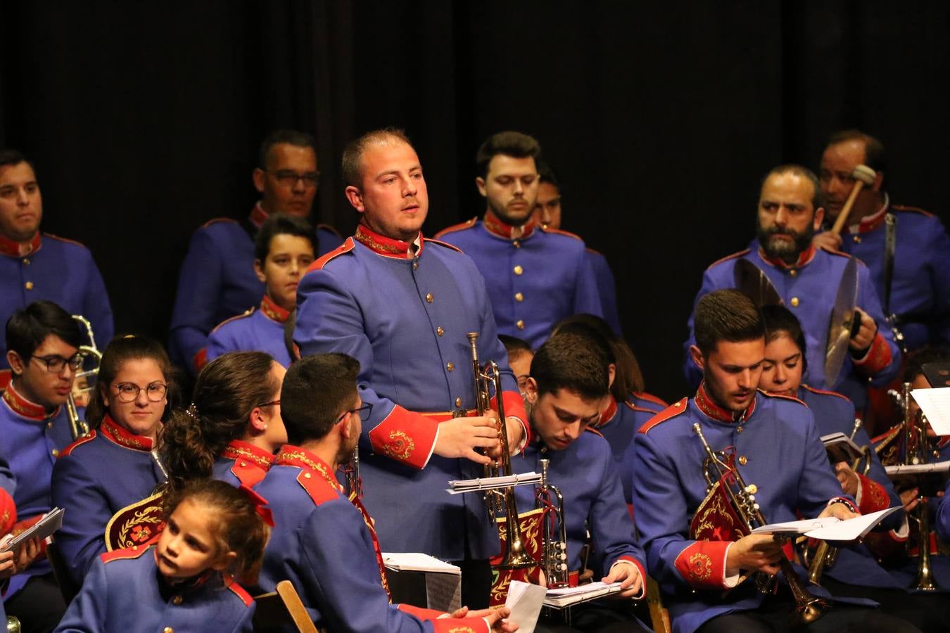 El Cine-teatro Balboa acogió, ayer, la sexta edición del 'Certamen de Bandas Solidario', organizado por la Junta de Cofradías de la Semana Santa de Jerez de los Caballeros. Un Certamen que, gracias a la participación de las distintas agrupaciones musicales del municipio y del Valle de Santa Ana, consiguió recaudar 375 euros y 36 kilos a beneficio del Almacén de Alimentos que Cruz Roja gestiona en Jerez. 