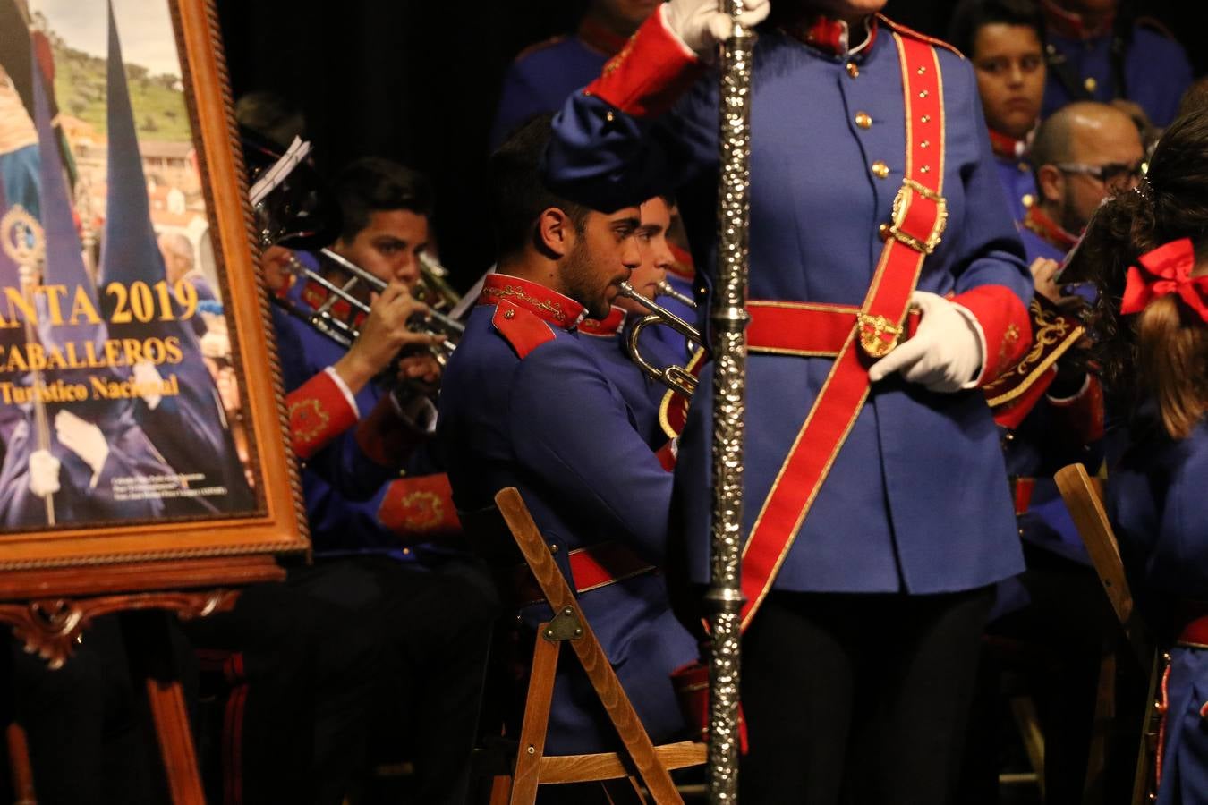 El Cine-teatro Balboa acogió, ayer, la sexta edición del 'Certamen de Bandas Solidario', organizado por la Junta de Cofradías de la Semana Santa de Jerez de los Caballeros. Un Certamen que, gracias a la participación de las distintas agrupaciones musicales del municipio y del Valle de Santa Ana, consiguió recaudar 375 euros y 36 kilos a beneficio del Almacén de Alimentos que Cruz Roja gestiona en Jerez. 
