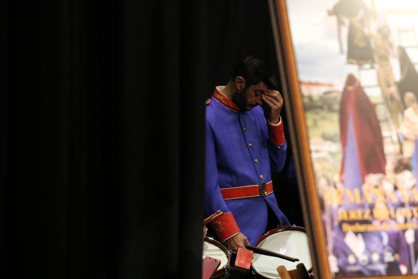 El Cine-teatro Balboa acogió, ayer, la sexta edición del 'Certamen de Bandas Solidario', organizado por la Junta de Cofradías de la Semana Santa de Jerez de los Caballeros. Un Certamen que, gracias a la participación de las distintas agrupaciones musicales del municipio y del Valle de Santa Ana, consiguió recaudar 375 euros y 36 kilos a beneficio del Almacén de Alimentos que Cruz Roja gestiona en Jerez. 