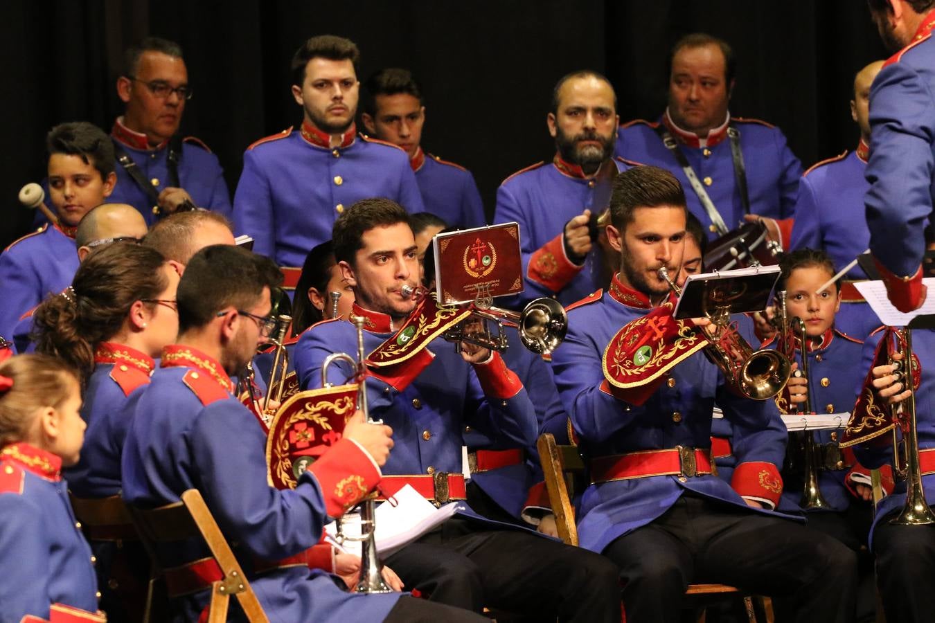 El Cine-teatro Balboa acogió, ayer, la sexta edición del 'Certamen de Bandas Solidario', organizado por la Junta de Cofradías de la Semana Santa de Jerez de los Caballeros. Un Certamen que, gracias a la participación de las distintas agrupaciones musicales del municipio y del Valle de Santa Ana, consiguió recaudar 375 euros y 36 kilos a beneficio del Almacén de Alimentos que Cruz Roja gestiona en Jerez. 