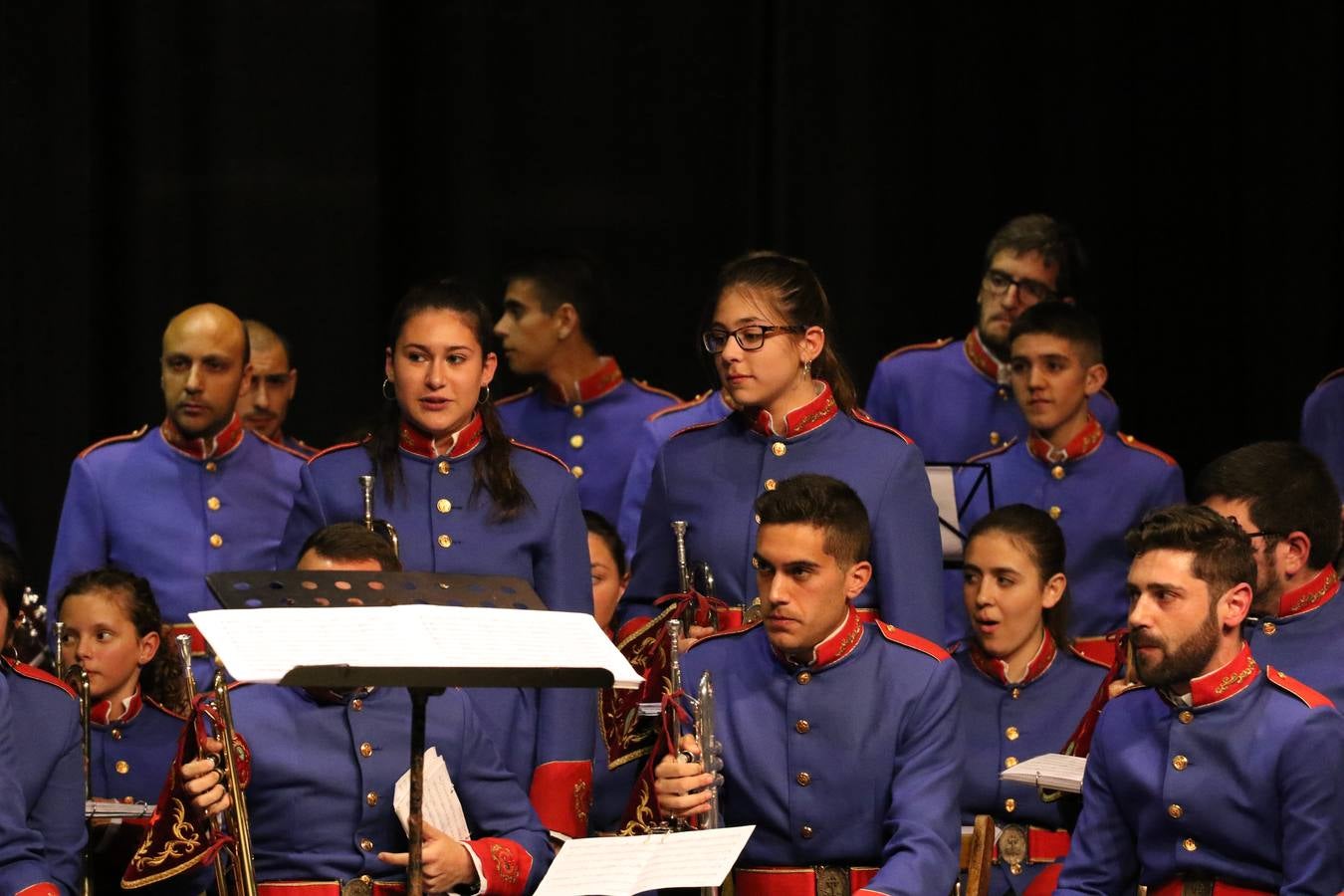 El Cine-teatro Balboa acogió, ayer, la sexta edición del 'Certamen de Bandas Solidario', organizado por la Junta de Cofradías de la Semana Santa de Jerez de los Caballeros. Un Certamen que, gracias a la participación de las distintas agrupaciones musicales del municipio y del Valle de Santa Ana, consiguió recaudar 375 euros y 36 kilos a beneficio del Almacén de Alimentos que Cruz Roja gestiona en Jerez. 
