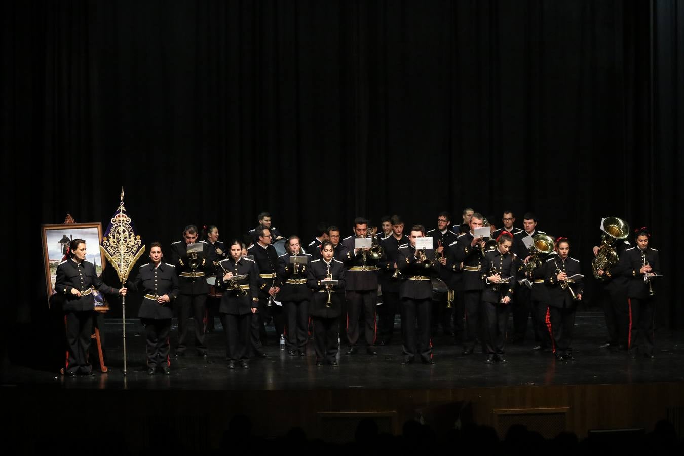 El Cine-teatro Balboa acogió, ayer, la sexta edición del 'Certamen de Bandas Solidario', organizado por la Junta de Cofradías de la Semana Santa de Jerez de los Caballeros. Un Certamen que, gracias a la participación de las distintas agrupaciones musicales del municipio y del Valle de Santa Ana, consiguió recaudar 375 euros y 36 kilos a beneficio del Almacén de Alimentos que Cruz Roja gestiona en Jerez. 