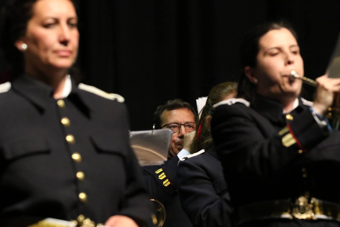 El Cine-teatro Balboa acogió, ayer, la sexta edición del 'Certamen de Bandas Solidario', organizado por la Junta de Cofradías de la Semana Santa de Jerez de los Caballeros. Un Certamen que, gracias a la participación de las distintas agrupaciones musicales del municipio y del Valle de Santa Ana, consiguió recaudar 375 euros y 36 kilos a beneficio del Almacén de Alimentos que Cruz Roja gestiona en Jerez. 