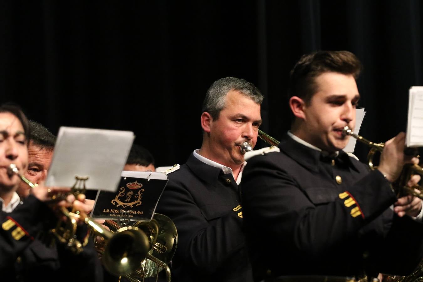 El Cine-teatro Balboa acogió, ayer, la sexta edición del 'Certamen de Bandas Solidario', organizado por la Junta de Cofradías de la Semana Santa de Jerez de los Caballeros. Un Certamen que, gracias a la participación de las distintas agrupaciones musicales del municipio y del Valle de Santa Ana, consiguió recaudar 375 euros y 36 kilos a beneficio del Almacén de Alimentos que Cruz Roja gestiona en Jerez. 
