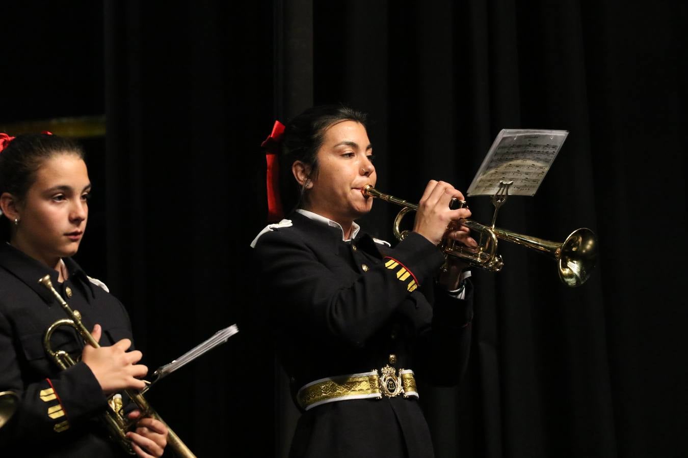 El Cine-teatro Balboa acogió, ayer, la sexta edición del 'Certamen de Bandas Solidario', organizado por la Junta de Cofradías de la Semana Santa de Jerez de los Caballeros. Un Certamen que, gracias a la participación de las distintas agrupaciones musicales del municipio y del Valle de Santa Ana, consiguió recaudar 375 euros y 36 kilos a beneficio del Almacén de Alimentos que Cruz Roja gestiona en Jerez. 