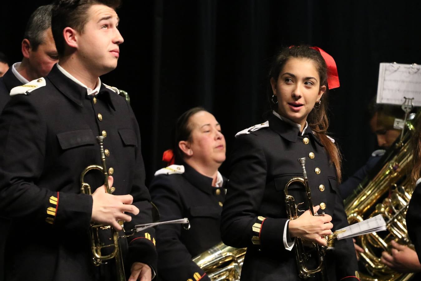 El Cine-teatro Balboa acogió, ayer, la sexta edición del 'Certamen de Bandas Solidario', organizado por la Junta de Cofradías de la Semana Santa de Jerez de los Caballeros. Un Certamen que, gracias a la participación de las distintas agrupaciones musicales del municipio y del Valle de Santa Ana, consiguió recaudar 375 euros y 36 kilos a beneficio del Almacén de Alimentos que Cruz Roja gestiona en Jerez. 