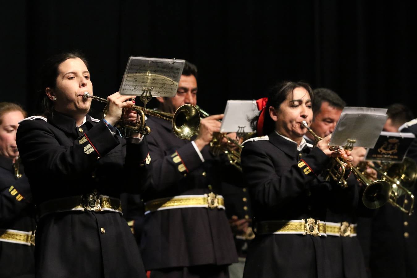 El Cine-teatro Balboa acogió, ayer, la sexta edición del 'Certamen de Bandas Solidario', organizado por la Junta de Cofradías de la Semana Santa de Jerez de los Caballeros. Un Certamen que, gracias a la participación de las distintas agrupaciones musicales del municipio y del Valle de Santa Ana, consiguió recaudar 375 euros y 36 kilos a beneficio del Almacén de Alimentos que Cruz Roja gestiona en Jerez. 