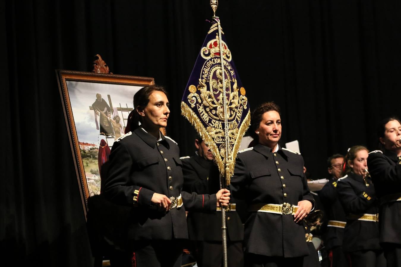 El Cine-teatro Balboa acogió, ayer, la sexta edición del 'Certamen de Bandas Solidario', organizado por la Junta de Cofradías de la Semana Santa de Jerez de los Caballeros. Un Certamen que, gracias a la participación de las distintas agrupaciones musicales del municipio y del Valle de Santa Ana, consiguió recaudar 375 euros y 36 kilos a beneficio del Almacén de Alimentos que Cruz Roja gestiona en Jerez. 