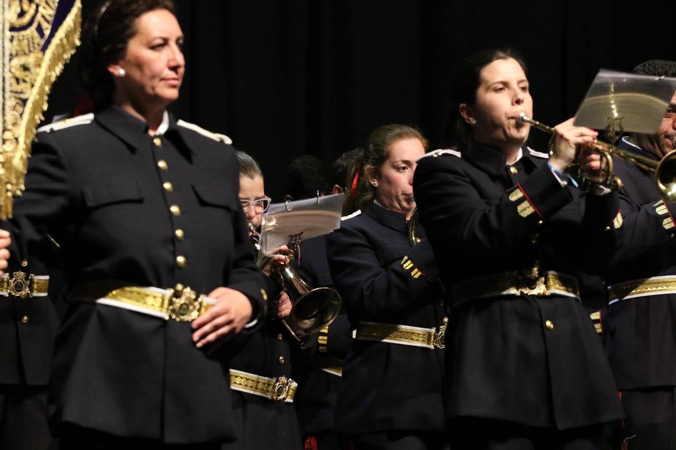 El Cine-teatro Balboa acogió, ayer, la sexta edición del 'Certamen de Bandas Solidario', organizado por la Junta de Cofradías de la Semana Santa de Jerez de los Caballeros. Un Certamen que, gracias a la participación de las distintas agrupaciones musicales del municipio y del Valle de Santa Ana, consiguió recaudar 375 euros y 36 kilos a beneficio del Almacén de Alimentos que Cruz Roja gestiona en Jerez. 