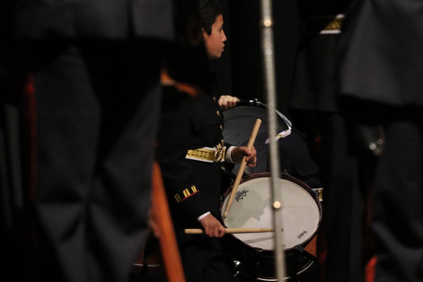 El Cine-teatro Balboa acogió, ayer, la sexta edición del 'Certamen de Bandas Solidario', organizado por la Junta de Cofradías de la Semana Santa de Jerez de los Caballeros. Un Certamen que, gracias a la participación de las distintas agrupaciones musicales del municipio y del Valle de Santa Ana, consiguió recaudar 375 euros y 36 kilos a beneficio del Almacén de Alimentos que Cruz Roja gestiona en Jerez. 