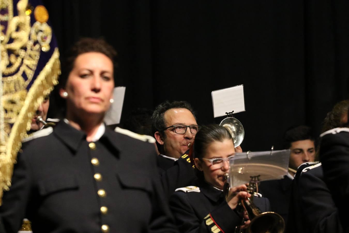 El Cine-teatro Balboa acogió, ayer, la sexta edición del 'Certamen de Bandas Solidario', organizado por la Junta de Cofradías de la Semana Santa de Jerez de los Caballeros. Un Certamen que, gracias a la participación de las distintas agrupaciones musicales del municipio y del Valle de Santa Ana, consiguió recaudar 375 euros y 36 kilos a beneficio del Almacén de Alimentos que Cruz Roja gestiona en Jerez. 