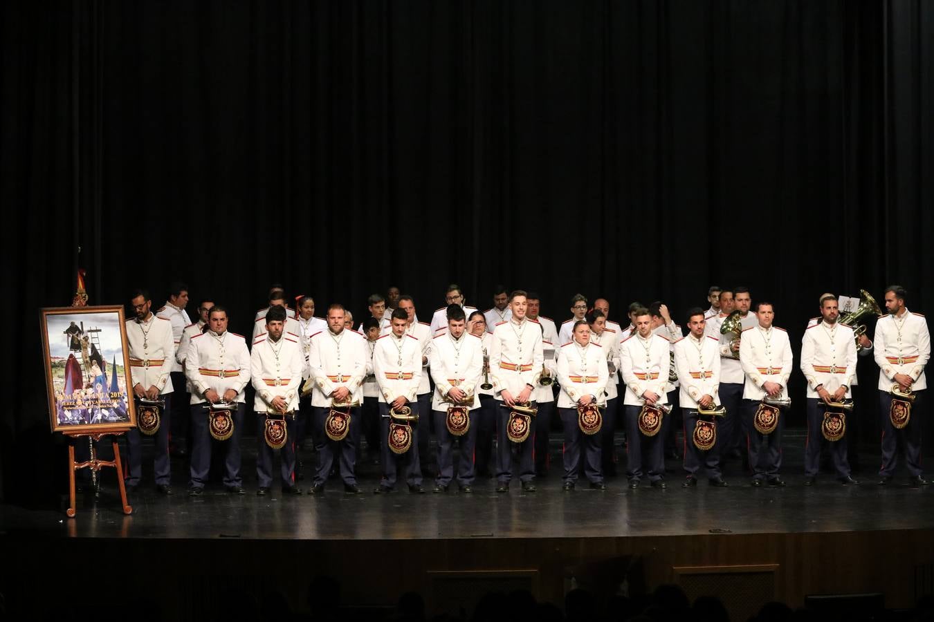 El Cine-teatro Balboa acogió, ayer, la sexta edición del 'Certamen de Bandas Solidario', organizado por la Junta de Cofradías de la Semana Santa de Jerez de los Caballeros. Un Certamen que, gracias a la participación de las distintas agrupaciones musicales del municipio y del Valle de Santa Ana, consiguió recaudar 375 euros y 36 kilos a beneficio del Almacén de Alimentos que Cruz Roja gestiona en Jerez. 