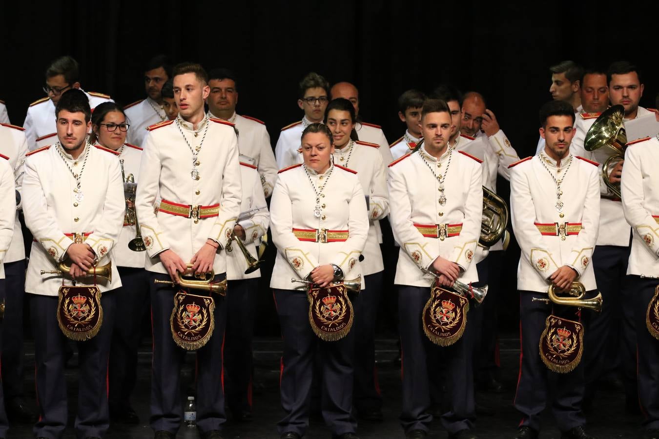 El Cine-teatro Balboa acogió, ayer, la sexta edición del 'Certamen de Bandas Solidario', organizado por la Junta de Cofradías de la Semana Santa de Jerez de los Caballeros. Un Certamen que, gracias a la participación de las distintas agrupaciones musicales del municipio y del Valle de Santa Ana, consiguió recaudar 375 euros y 36 kilos a beneficio del Almacén de Alimentos que Cruz Roja gestiona en Jerez. 