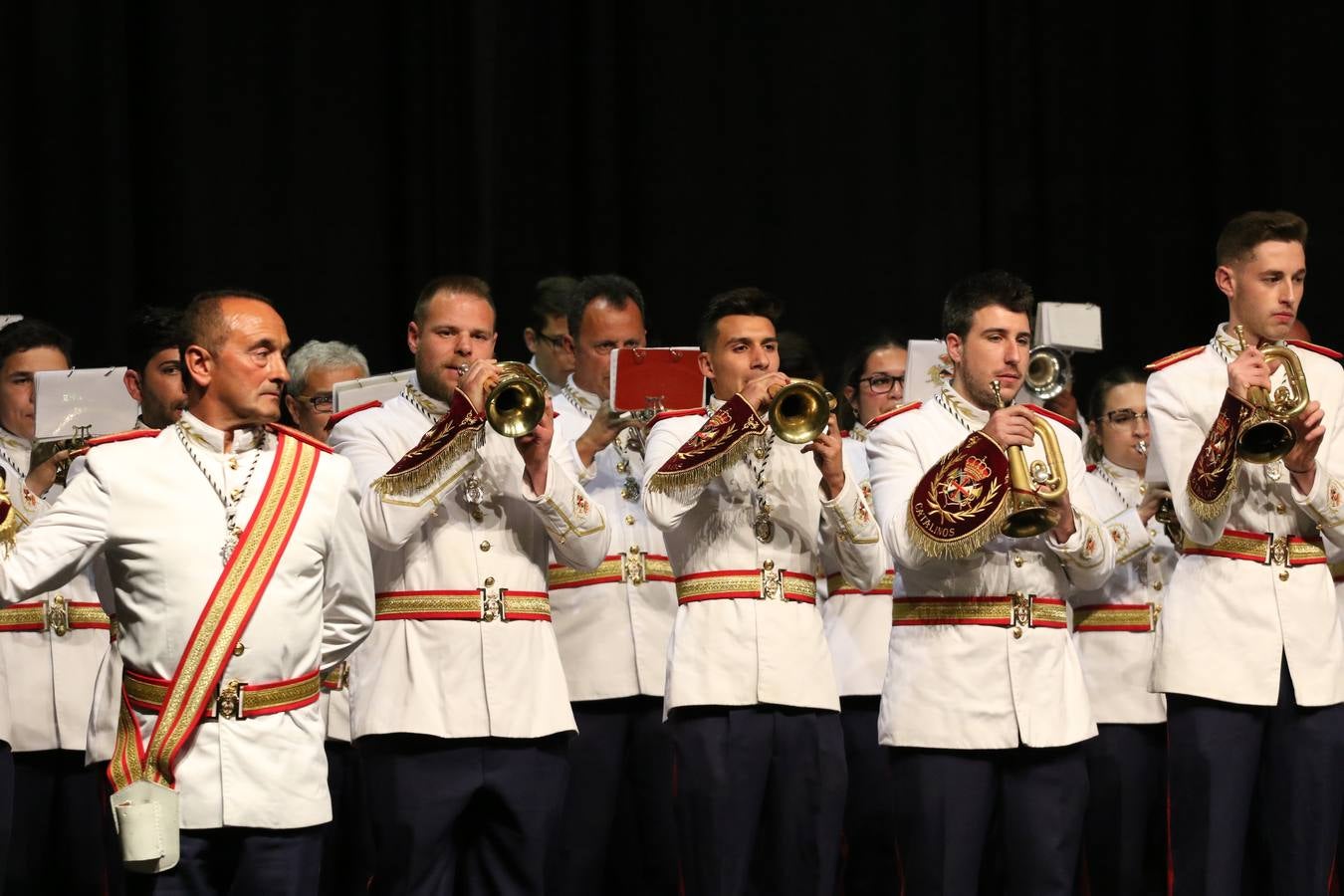 El Cine-teatro Balboa acogió, ayer, la sexta edición del 'Certamen de Bandas Solidario', organizado por la Junta de Cofradías de la Semana Santa de Jerez de los Caballeros. Un Certamen que, gracias a la participación de las distintas agrupaciones musicales del municipio y del Valle de Santa Ana, consiguió recaudar 375 euros y 36 kilos a beneficio del Almacén de Alimentos que Cruz Roja gestiona en Jerez. 