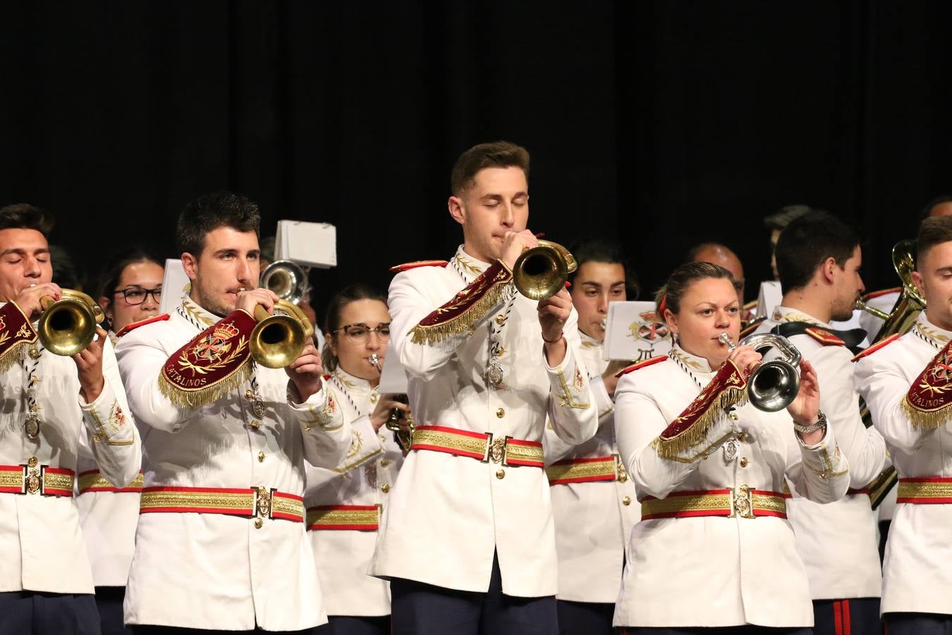 El Cine-teatro Balboa acogió, ayer, la sexta edición del 'Certamen de Bandas Solidario', organizado por la Junta de Cofradías de la Semana Santa de Jerez de los Caballeros. Un Certamen que, gracias a la participación de las distintas agrupaciones musicales del municipio y del Valle de Santa Ana, consiguió recaudar 375 euros y 36 kilos a beneficio del Almacén de Alimentos que Cruz Roja gestiona en Jerez. 