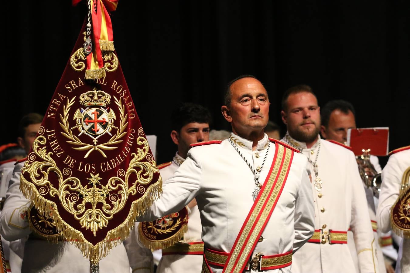 El Cine-teatro Balboa acogió, ayer, la sexta edición del 'Certamen de Bandas Solidario', organizado por la Junta de Cofradías de la Semana Santa de Jerez de los Caballeros. Un Certamen que, gracias a la participación de las distintas agrupaciones musicales del municipio y del Valle de Santa Ana, consiguió recaudar 375 euros y 36 kilos a beneficio del Almacén de Alimentos que Cruz Roja gestiona en Jerez. 