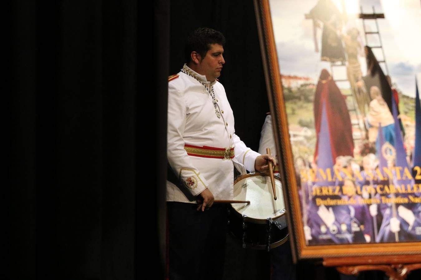 El Cine-teatro Balboa acogió, ayer, la sexta edición del 'Certamen de Bandas Solidario', organizado por la Junta de Cofradías de la Semana Santa de Jerez de los Caballeros. Un Certamen que, gracias a la participación de las distintas agrupaciones musicales del municipio y del Valle de Santa Ana, consiguió recaudar 375 euros y 36 kilos a beneficio del Almacén de Alimentos que Cruz Roja gestiona en Jerez. 