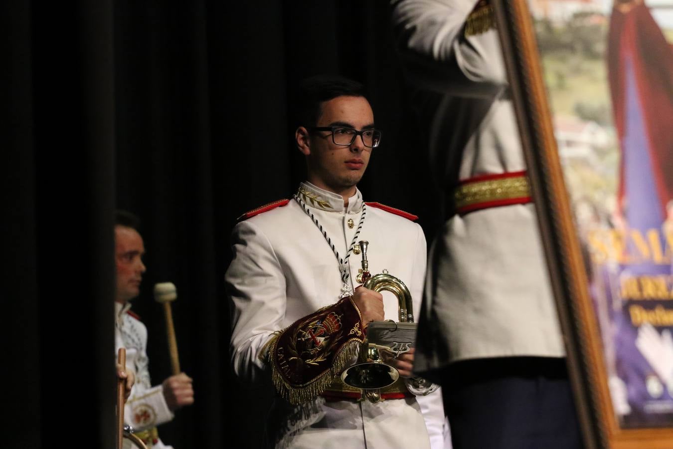 El Cine-teatro Balboa acogió, ayer, la sexta edición del 'Certamen de Bandas Solidario', organizado por la Junta de Cofradías de la Semana Santa de Jerez de los Caballeros. Un Certamen que, gracias a la participación de las distintas agrupaciones musicales del municipio y del Valle de Santa Ana, consiguió recaudar 375 euros y 36 kilos a beneficio del Almacén de Alimentos que Cruz Roja gestiona en Jerez. 