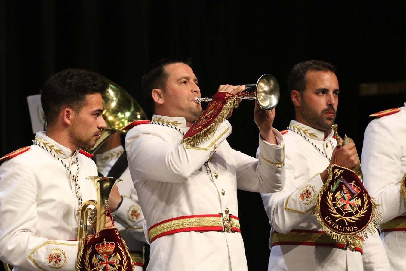 El Cine-teatro Balboa acogió, ayer, la sexta edición del 'Certamen de Bandas Solidario', organizado por la Junta de Cofradías de la Semana Santa de Jerez de los Caballeros. Un Certamen que, gracias a la participación de las distintas agrupaciones musicales del municipio y del Valle de Santa Ana, consiguió recaudar 375 euros y 36 kilos a beneficio del Almacén de Alimentos que Cruz Roja gestiona en Jerez. 