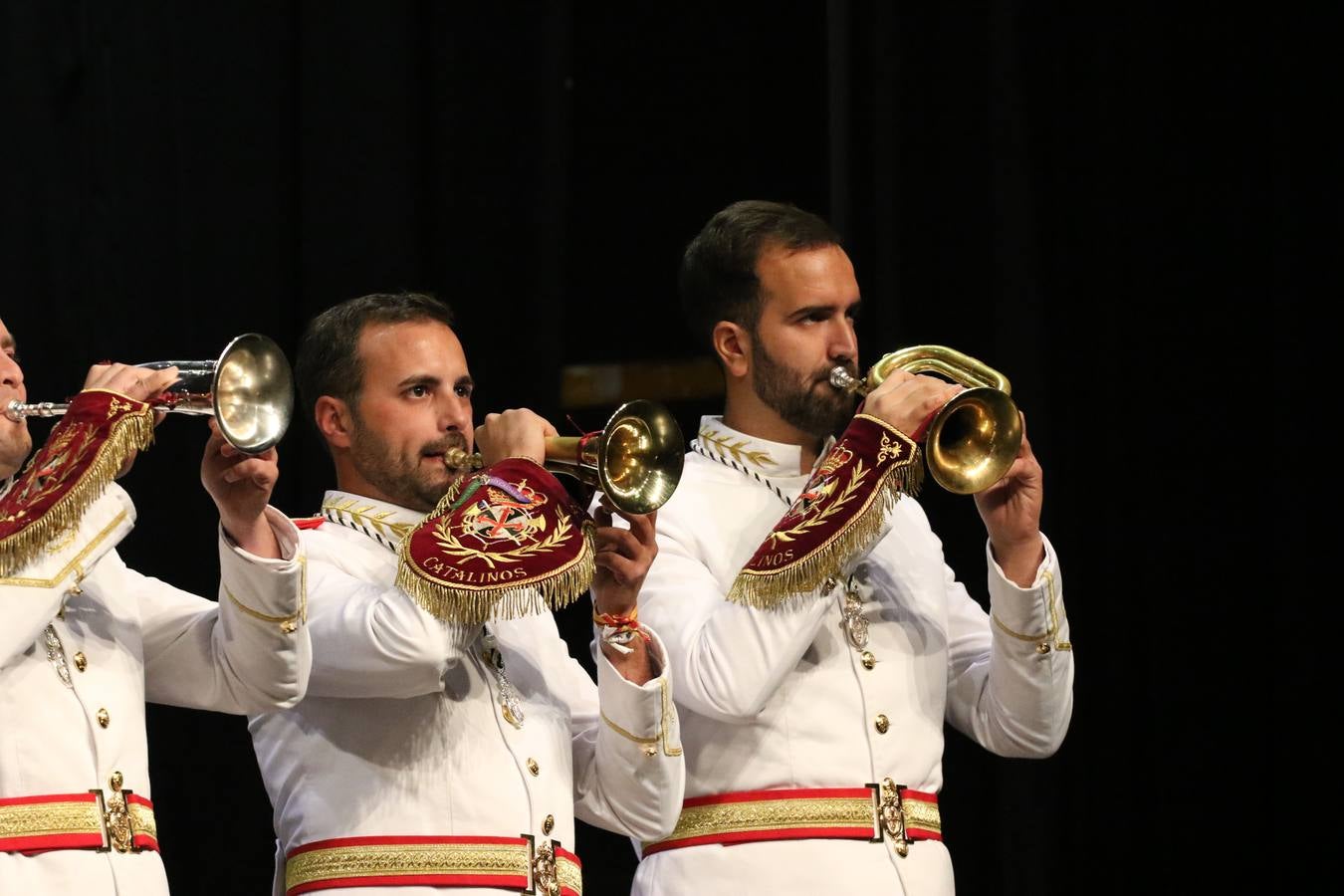 El Cine-teatro Balboa acogió, ayer, la sexta edición del 'Certamen de Bandas Solidario', organizado por la Junta de Cofradías de la Semana Santa de Jerez de los Caballeros. Un Certamen que, gracias a la participación de las distintas agrupaciones musicales del municipio y del Valle de Santa Ana, consiguió recaudar 375 euros y 36 kilos a beneficio del Almacén de Alimentos que Cruz Roja gestiona en Jerez. 