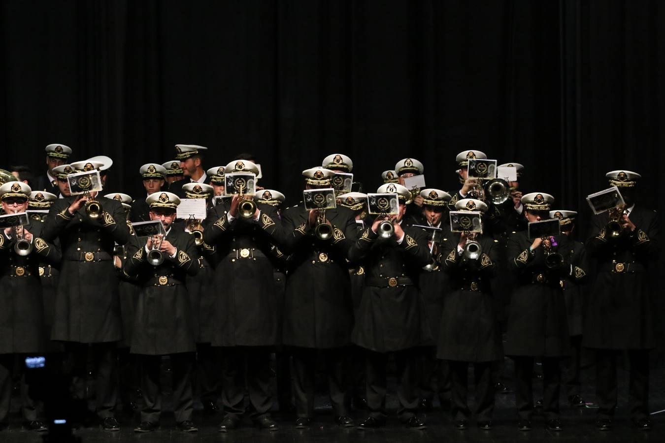 El Cine-teatro Balboa acogió, ayer, la sexta edición del 'Certamen de Bandas Solidario', organizado por la Junta de Cofradías de la Semana Santa de Jerez de los Caballeros. Un Certamen que, gracias a la participación de las distintas agrupaciones musicales del municipio y del Valle de Santa Ana, consiguió recaudar 375 euros y 36 kilos a beneficio del Almacén de Alimentos que Cruz Roja gestiona en Jerez. 