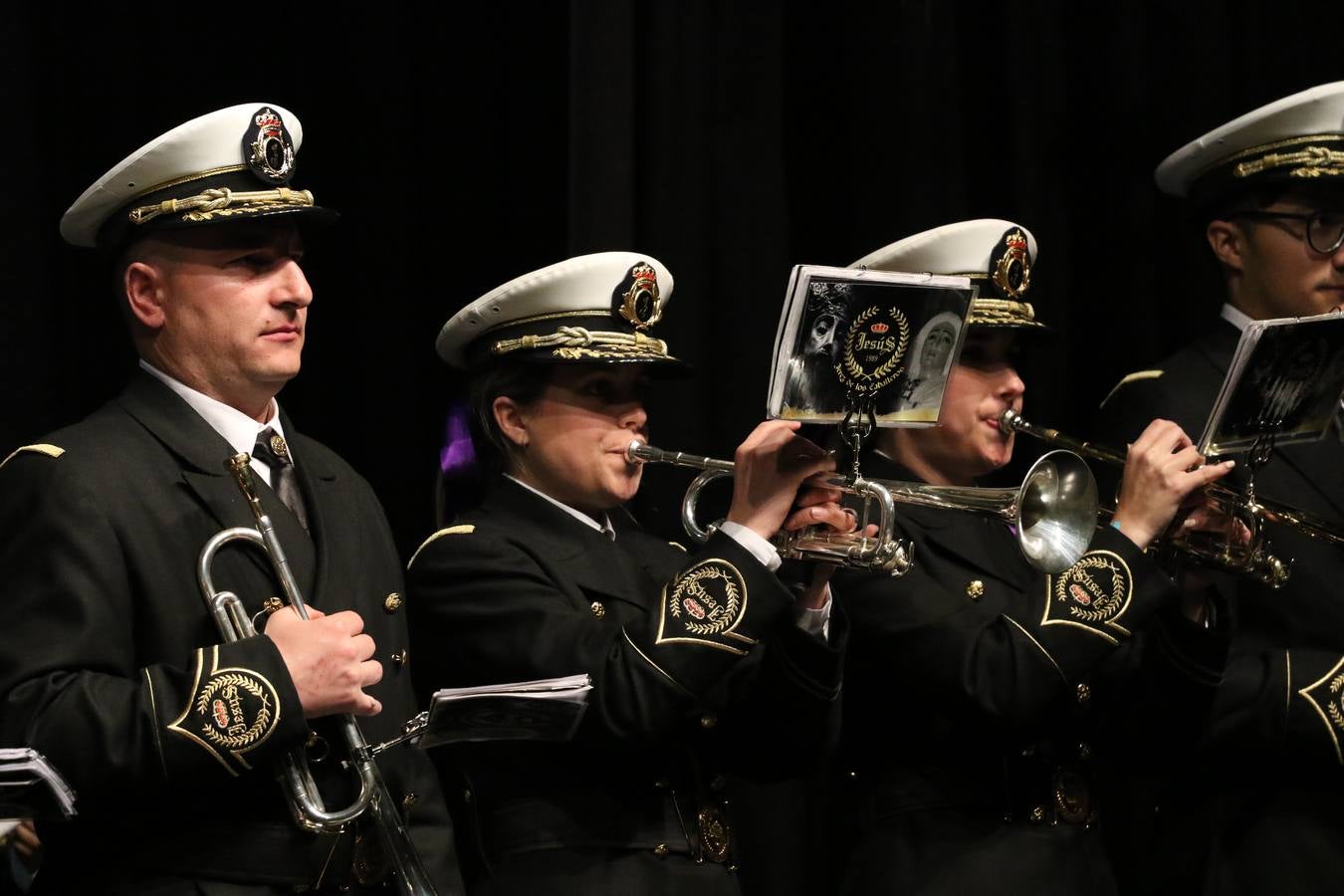 El Cine-teatro Balboa acogió, ayer, la sexta edición del 'Certamen de Bandas Solidario', organizado por la Junta de Cofradías de la Semana Santa de Jerez de los Caballeros. Un Certamen que, gracias a la participación de las distintas agrupaciones musicales del municipio y del Valle de Santa Ana, consiguió recaudar 375 euros y 36 kilos a beneficio del Almacén de Alimentos que Cruz Roja gestiona en Jerez. 