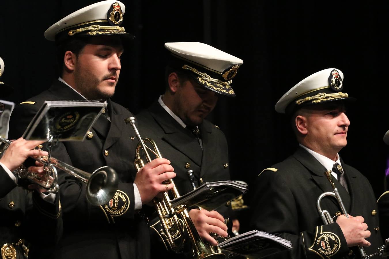 El Cine-teatro Balboa acogió, ayer, la sexta edición del 'Certamen de Bandas Solidario', organizado por la Junta de Cofradías de la Semana Santa de Jerez de los Caballeros. Un Certamen que, gracias a la participación de las distintas agrupaciones musicales del municipio y del Valle de Santa Ana, consiguió recaudar 375 euros y 36 kilos a beneficio del Almacén de Alimentos que Cruz Roja gestiona en Jerez. 