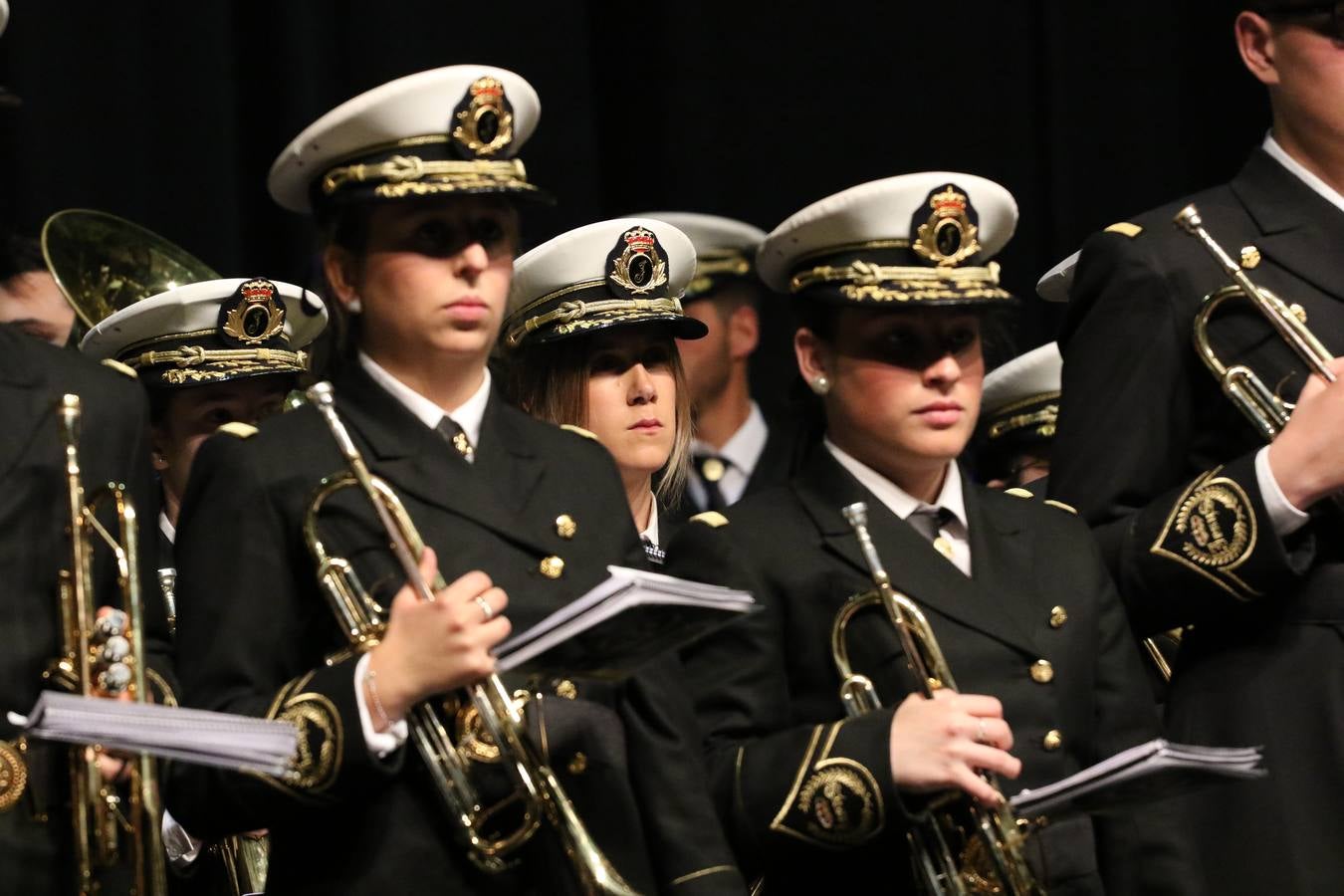 El Cine-teatro Balboa acogió, ayer, la sexta edición del 'Certamen de Bandas Solidario', organizado por la Junta de Cofradías de la Semana Santa de Jerez de los Caballeros. Un Certamen que, gracias a la participación de las distintas agrupaciones musicales del municipio y del Valle de Santa Ana, consiguió recaudar 375 euros y 36 kilos a beneficio del Almacén de Alimentos que Cruz Roja gestiona en Jerez. 