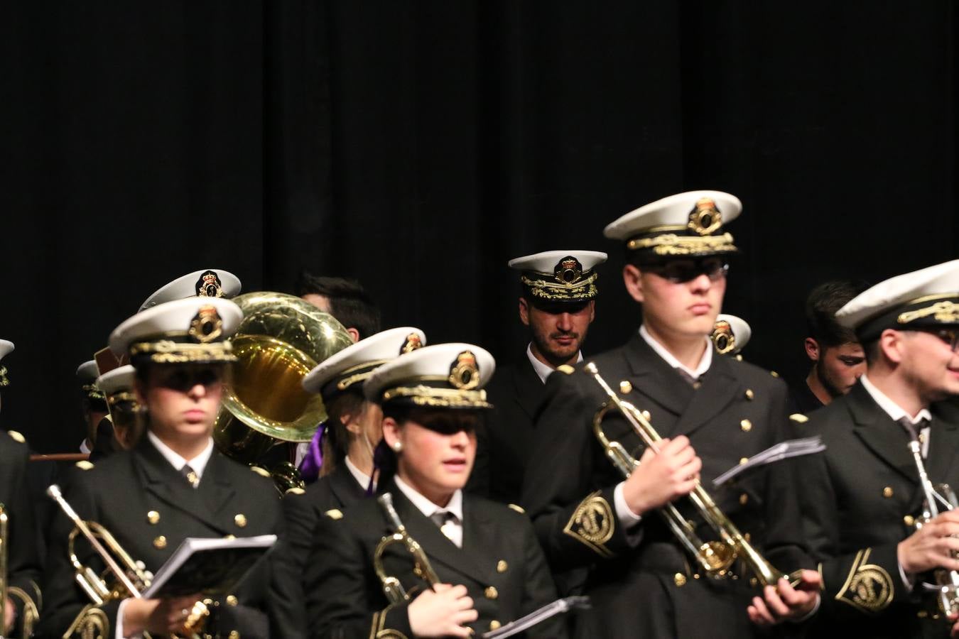 El Cine-teatro Balboa acogió, ayer, la sexta edición del 'Certamen de Bandas Solidario', organizado por la Junta de Cofradías de la Semana Santa de Jerez de los Caballeros. Un Certamen que, gracias a la participación de las distintas agrupaciones musicales del municipio y del Valle de Santa Ana, consiguió recaudar 375 euros y 36 kilos a beneficio del Almacén de Alimentos que Cruz Roja gestiona en Jerez. 