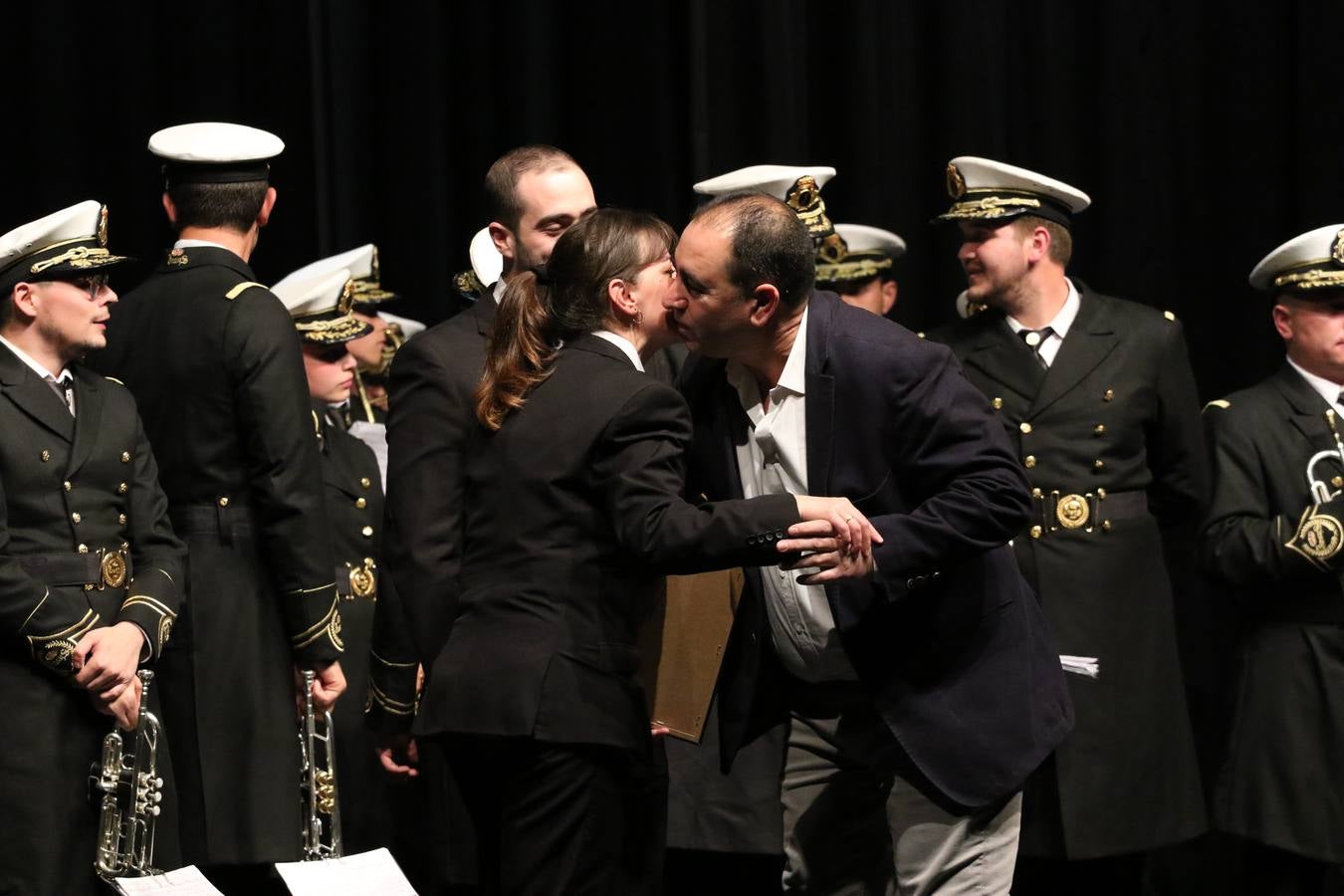 El Cine-teatro Balboa acogió, ayer, la sexta edición del 'Certamen de Bandas Solidario', organizado por la Junta de Cofradías de la Semana Santa de Jerez de los Caballeros. Un Certamen que, gracias a la participación de las distintas agrupaciones musicales del municipio y del Valle de Santa Ana, consiguió recaudar 375 euros y 36 kilos a beneficio del Almacén de Alimentos que Cruz Roja gestiona en Jerez. 
