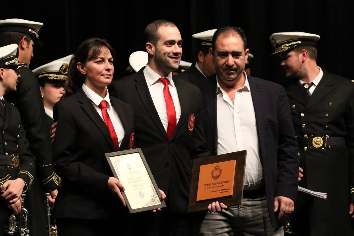 El Cine-teatro Balboa acogió, ayer, la sexta edición del 'Certamen de Bandas Solidario', organizado por la Junta de Cofradías de la Semana Santa de Jerez de los Caballeros. Un Certamen que, gracias a la participación de las distintas agrupaciones musicales del municipio y del Valle de Santa Ana, consiguió recaudar 375 euros y 36 kilos a beneficio del Almacén de Alimentos que Cruz Roja gestiona en Jerez. 