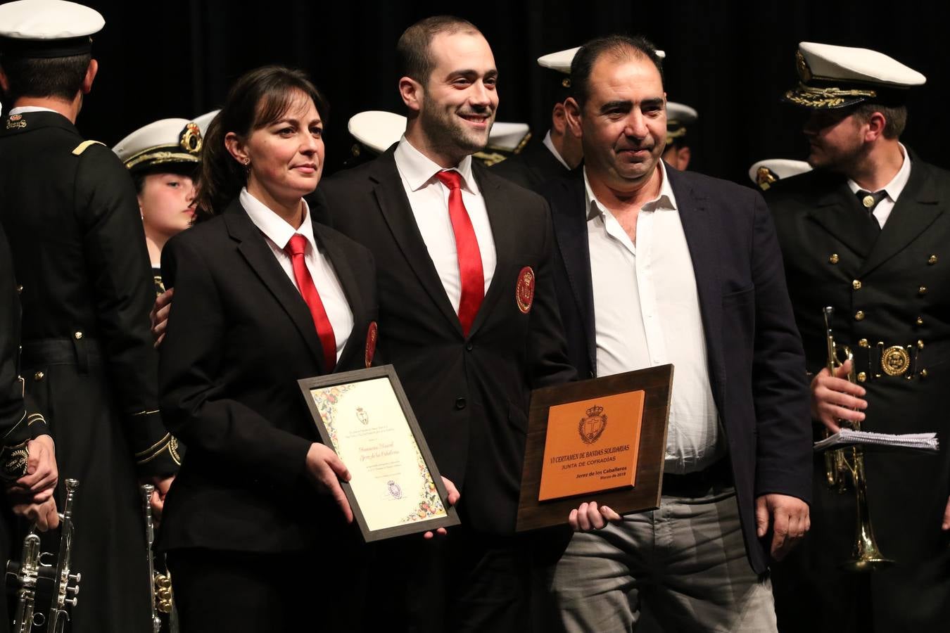El Cine-teatro Balboa acogió, ayer, la sexta edición del 'Certamen de Bandas Solidario', organizado por la Junta de Cofradías de la Semana Santa de Jerez de los Caballeros. Un Certamen que, gracias a la participación de las distintas agrupaciones musicales del municipio y del Valle de Santa Ana, consiguió recaudar 375 euros y 36 kilos a beneficio del Almacén de Alimentos que Cruz Roja gestiona en Jerez. 